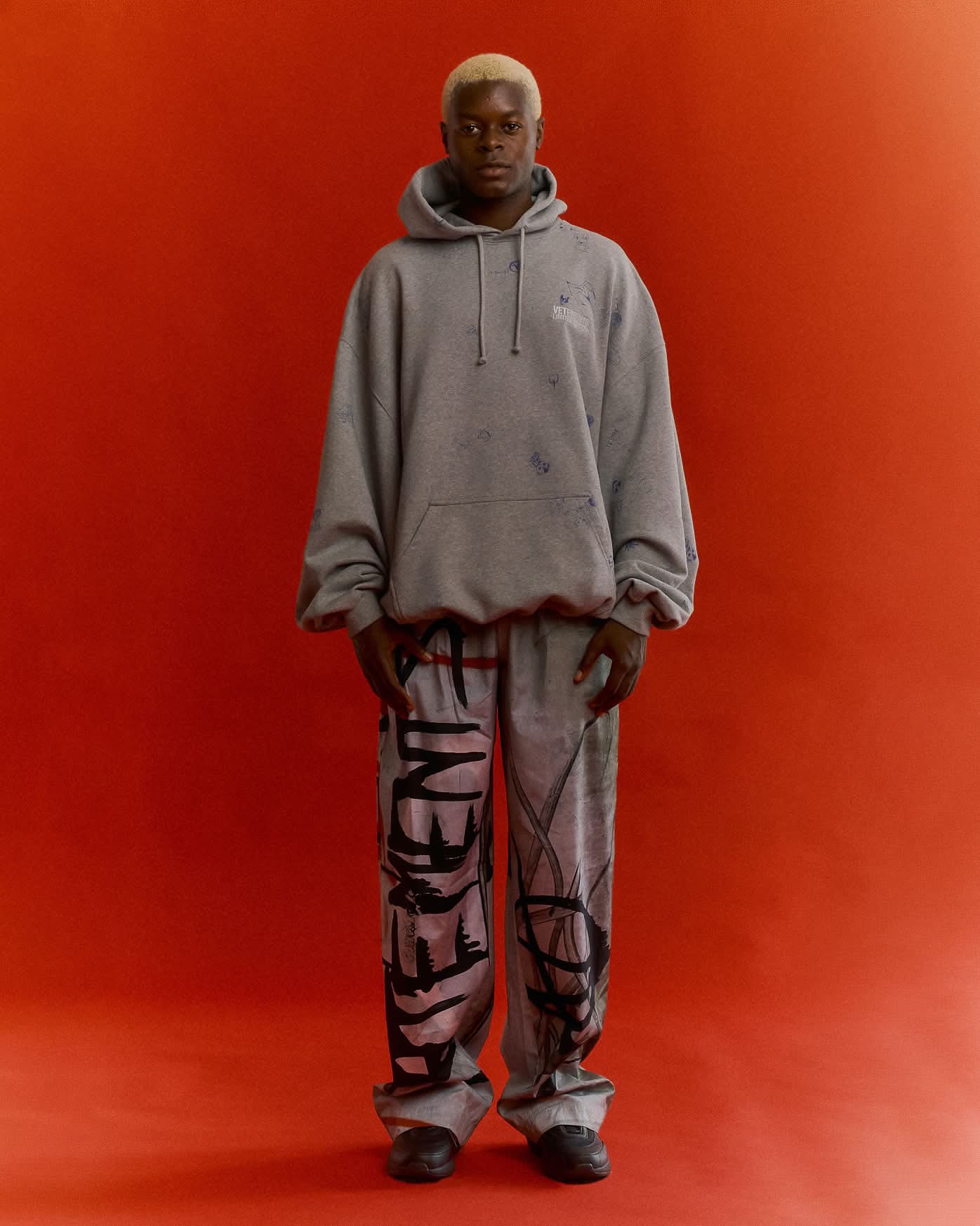 VETEMENTS Graffiti Lounge Pants Grey Detail view 2 | Gate