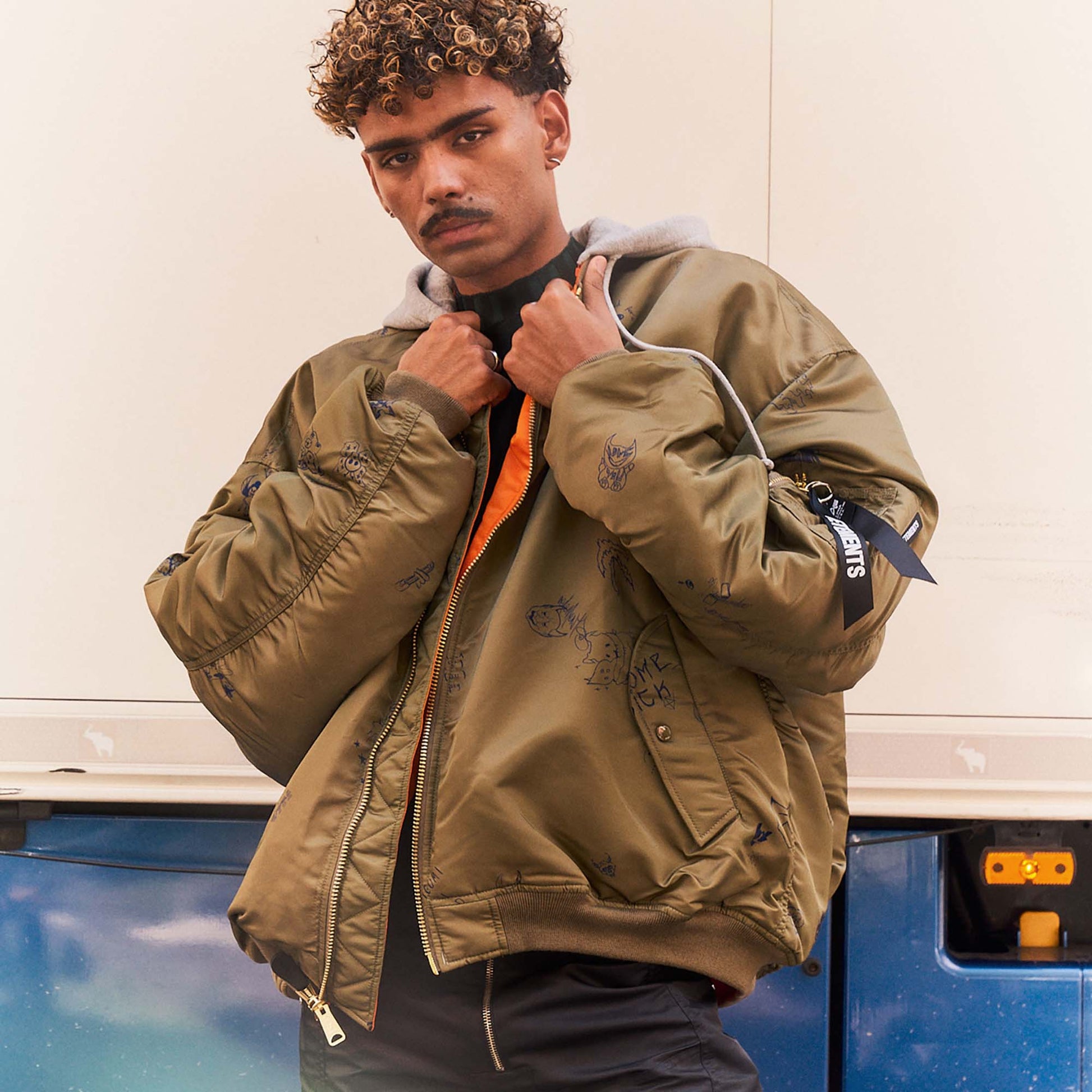 VETEMENTS Scribbled Hooded Bomber Jacket Olive Detail view 2 | Gate