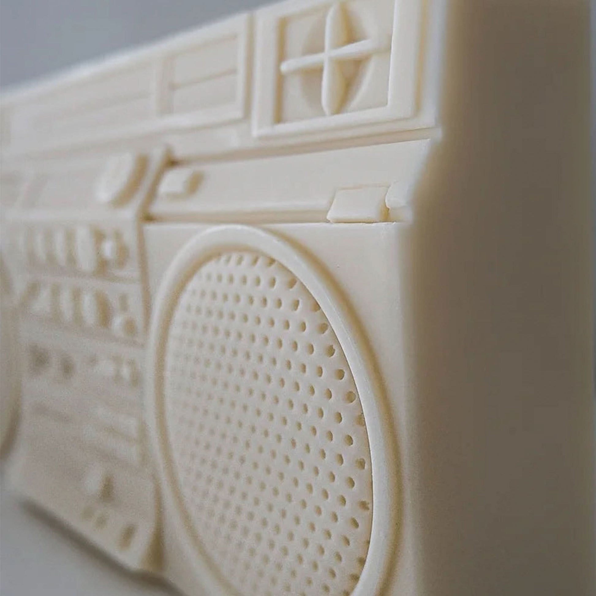 cent.ldn RC M90 Boombox Candle Beige Detail view 7 | Gate
