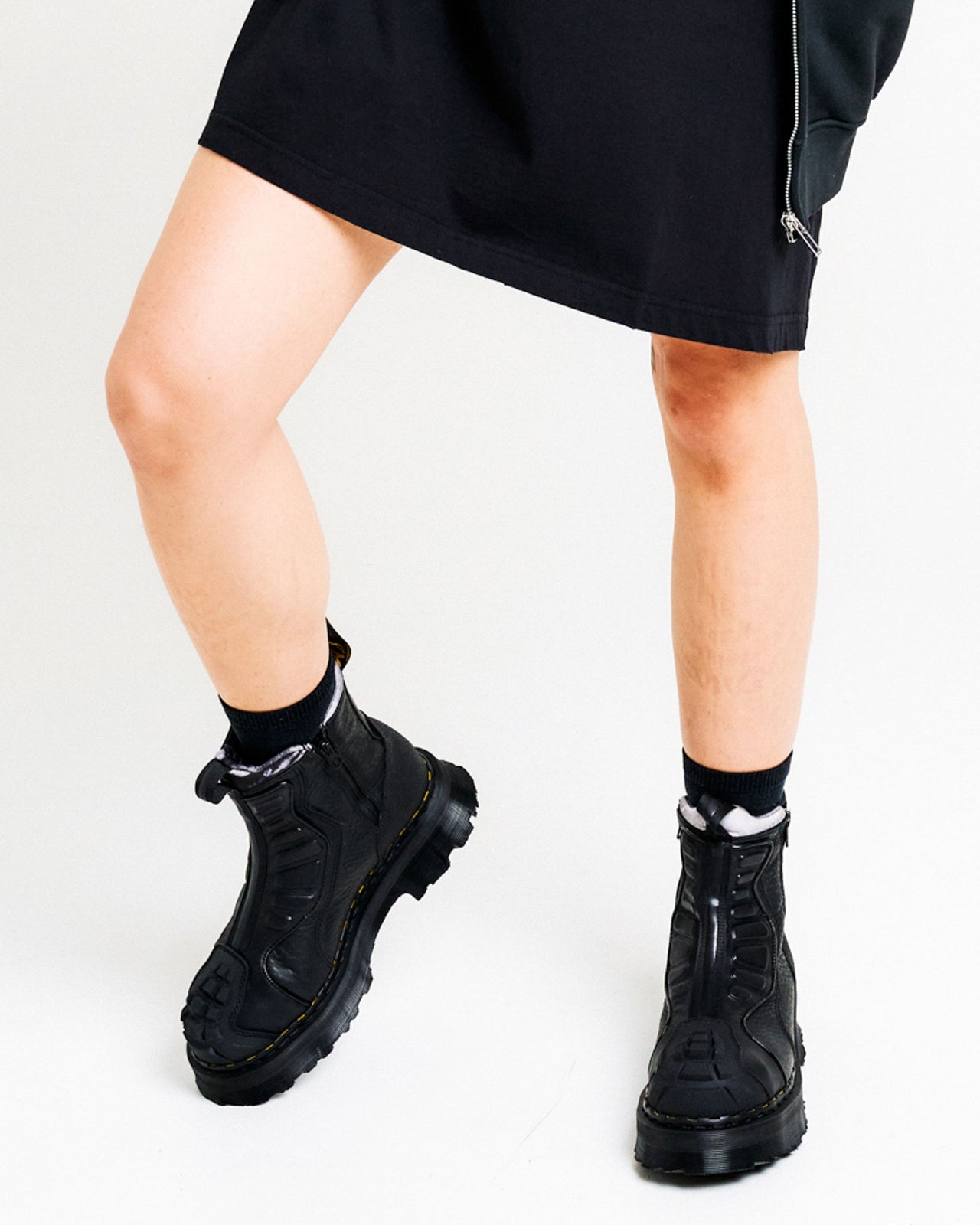 Dr. Martens 2976 Protect Black Boots Detail view 1 | Gate