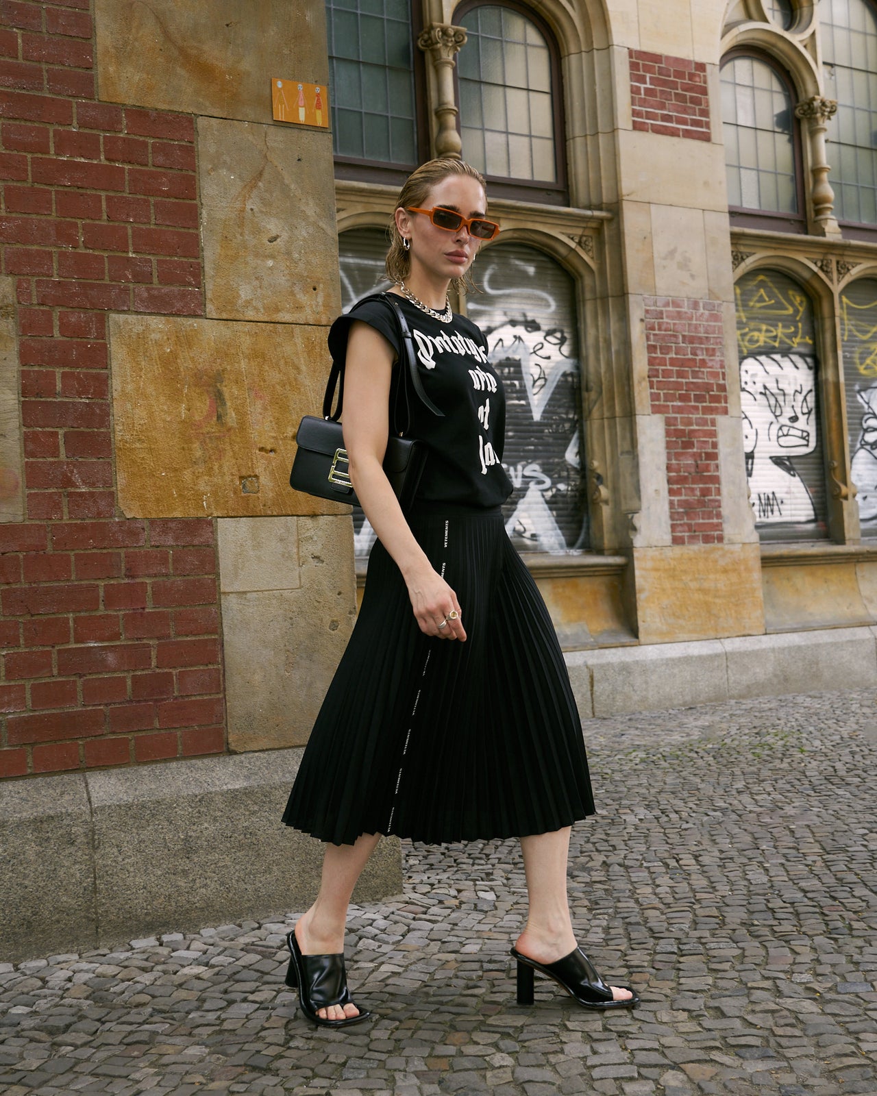 VETEMENTS Pleated Logo Skirt Black Detail view 1 | Gate