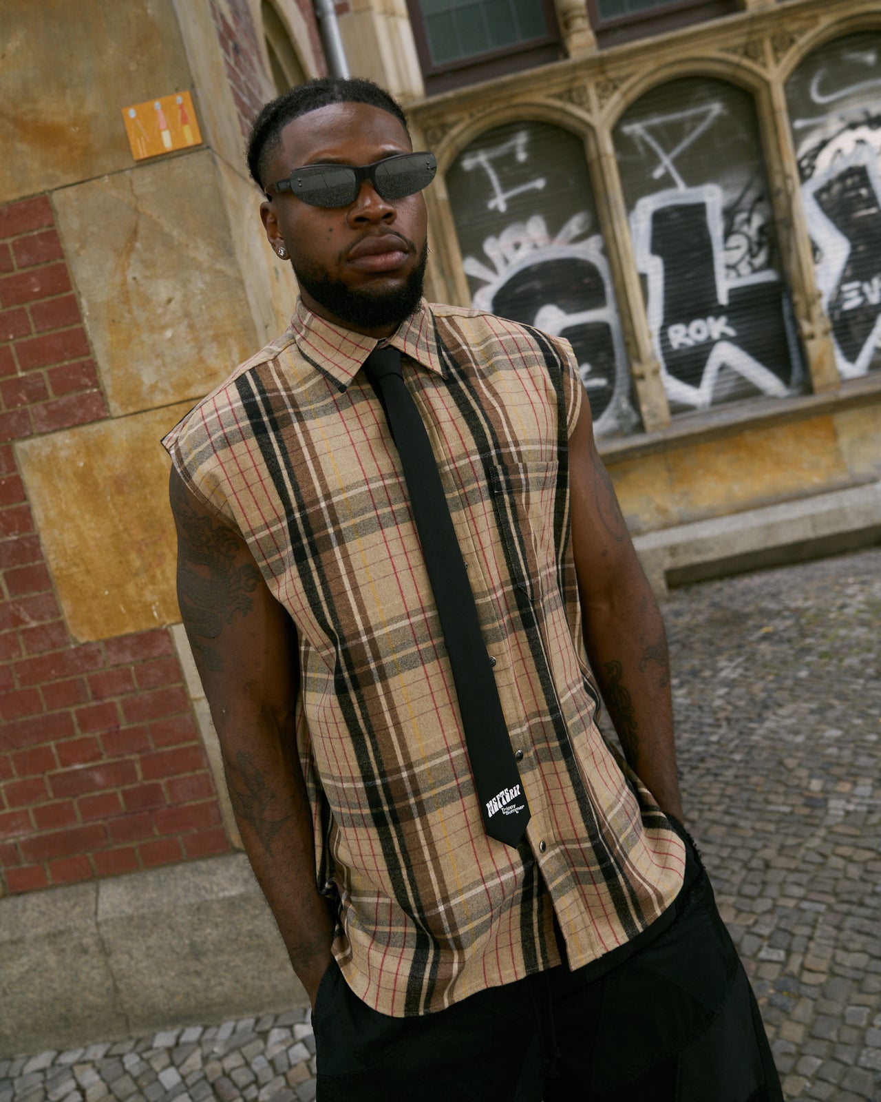 VTMNTS Flannel Sleeveless Shirt Brown Detail view 1 | Gate