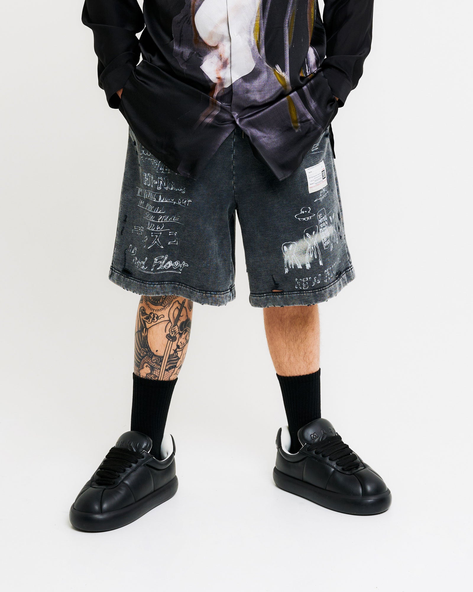 Maison Mihara Yasuhiro Bleached Shorts Black Detail view 2 | Gate