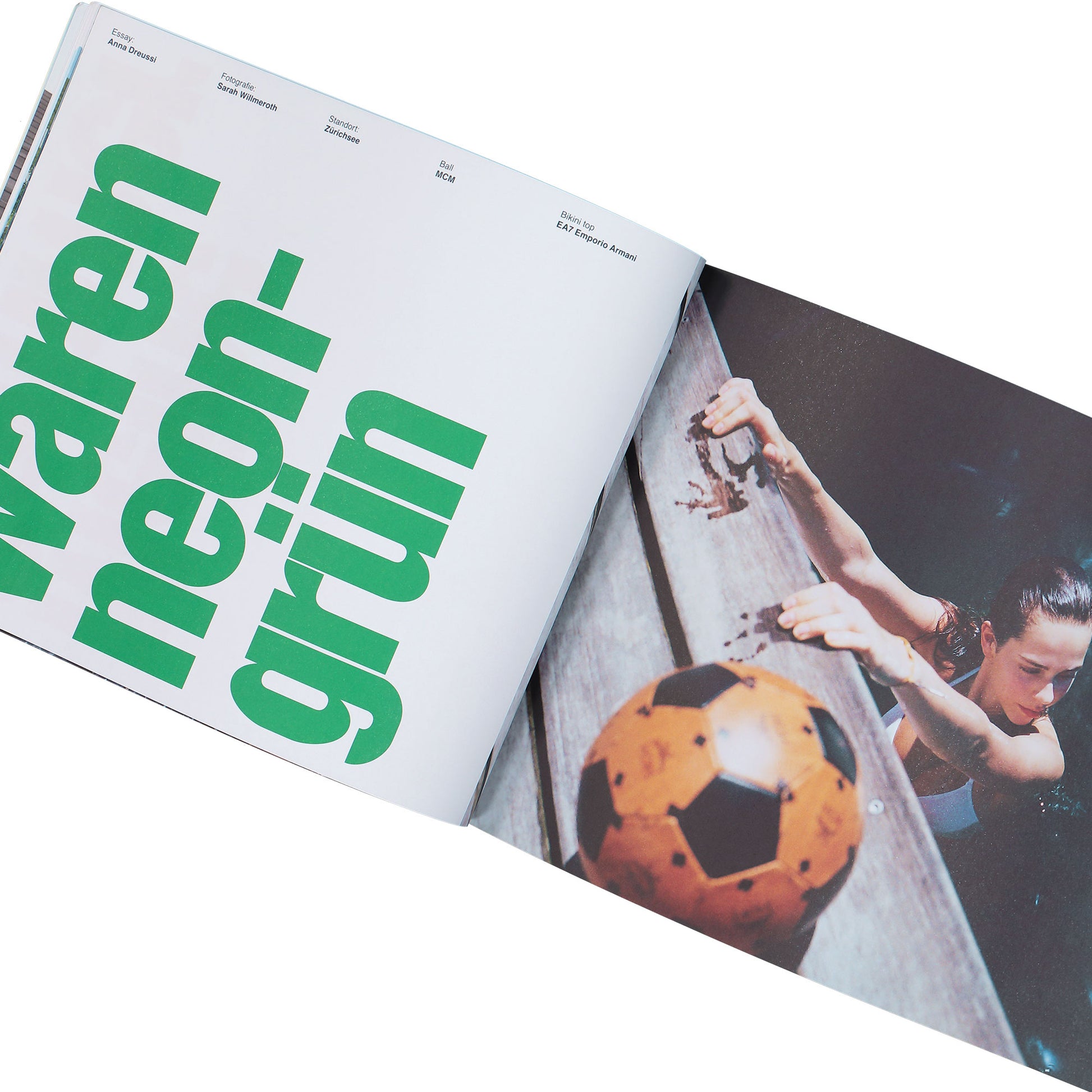 Achtung Mode Josephine EM 2025 - Fussball Fashion - Spielen im Jetzt - Europameisterschaft der Frauen Multicolor Magazine AJEM25FFSIJEDF Detail View 3 | GATE