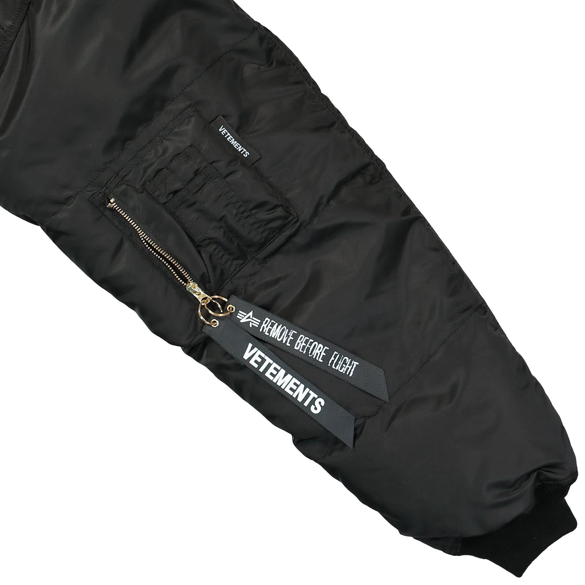 VETEMENTS Quilted Hooded Bomber Jacket Black Detail view 5 | Gate