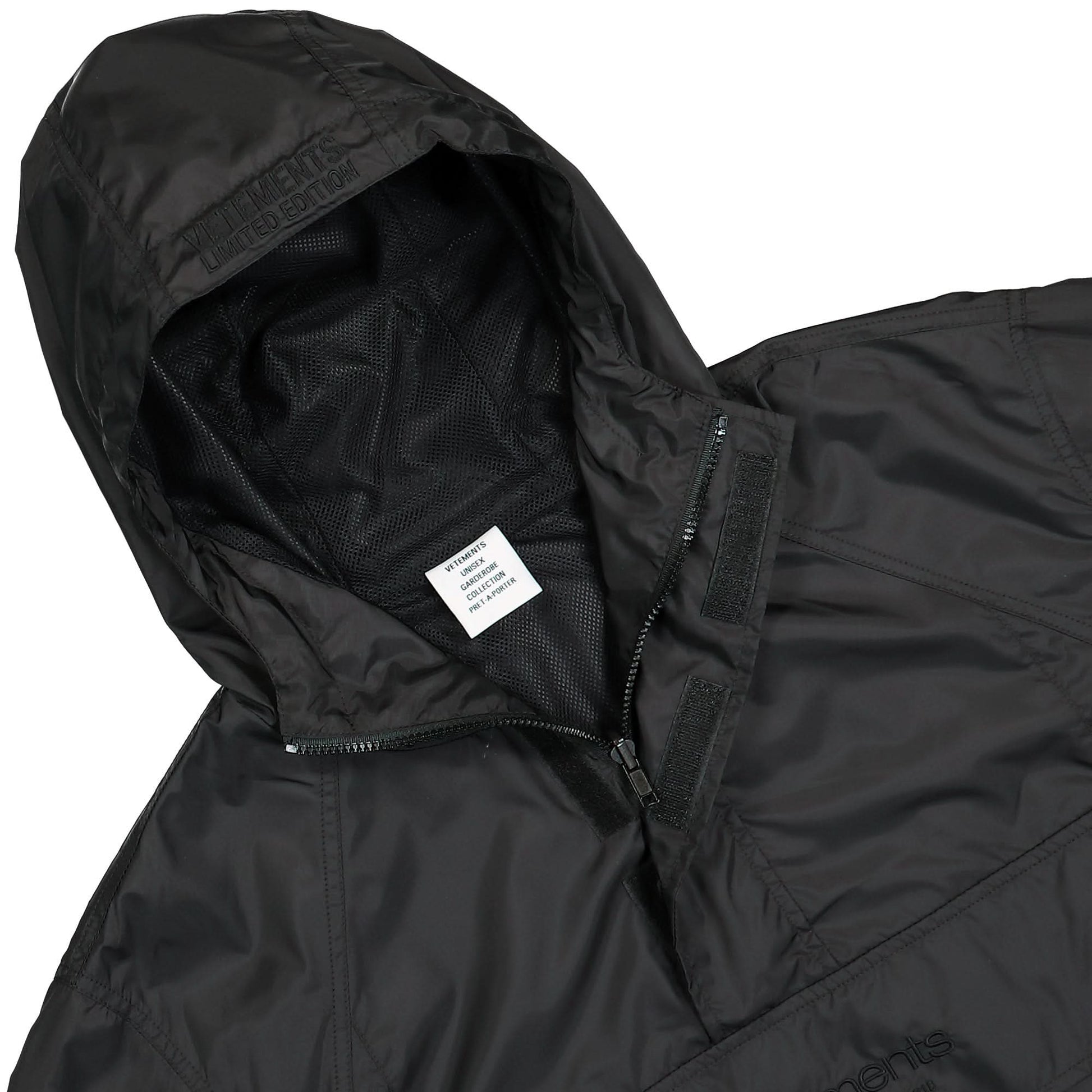 VETEMENTS Logo Anorak Jacket Black Detail view 3 | Gate