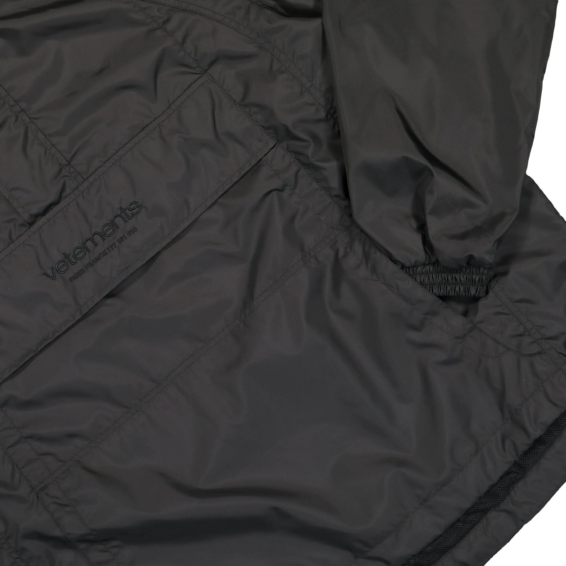 VETEMENTS Logo Anorak Jacket Black Detail view 4 | Gate