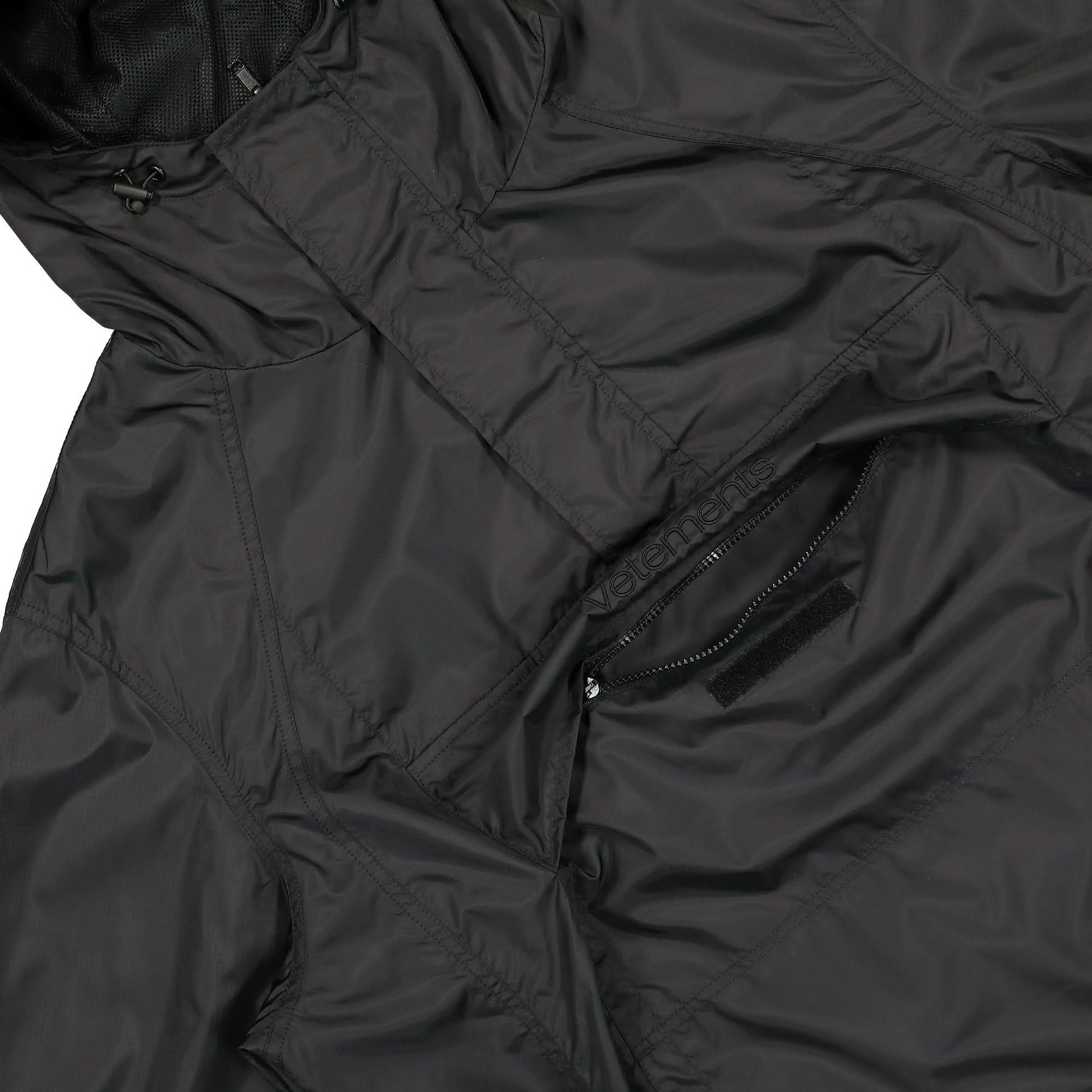 VETEMENTS Logo Anorak Jacket Black Detail view 5 | Gate