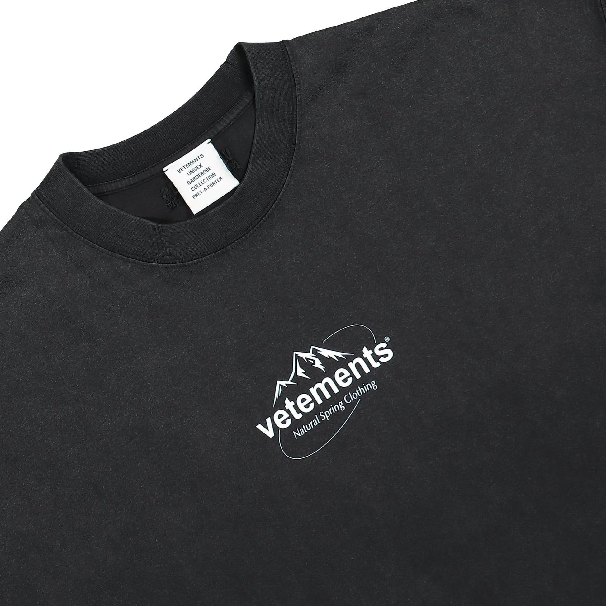VETEMENTS Spring Logo T-Shirt Black Detail view 4 | Gate