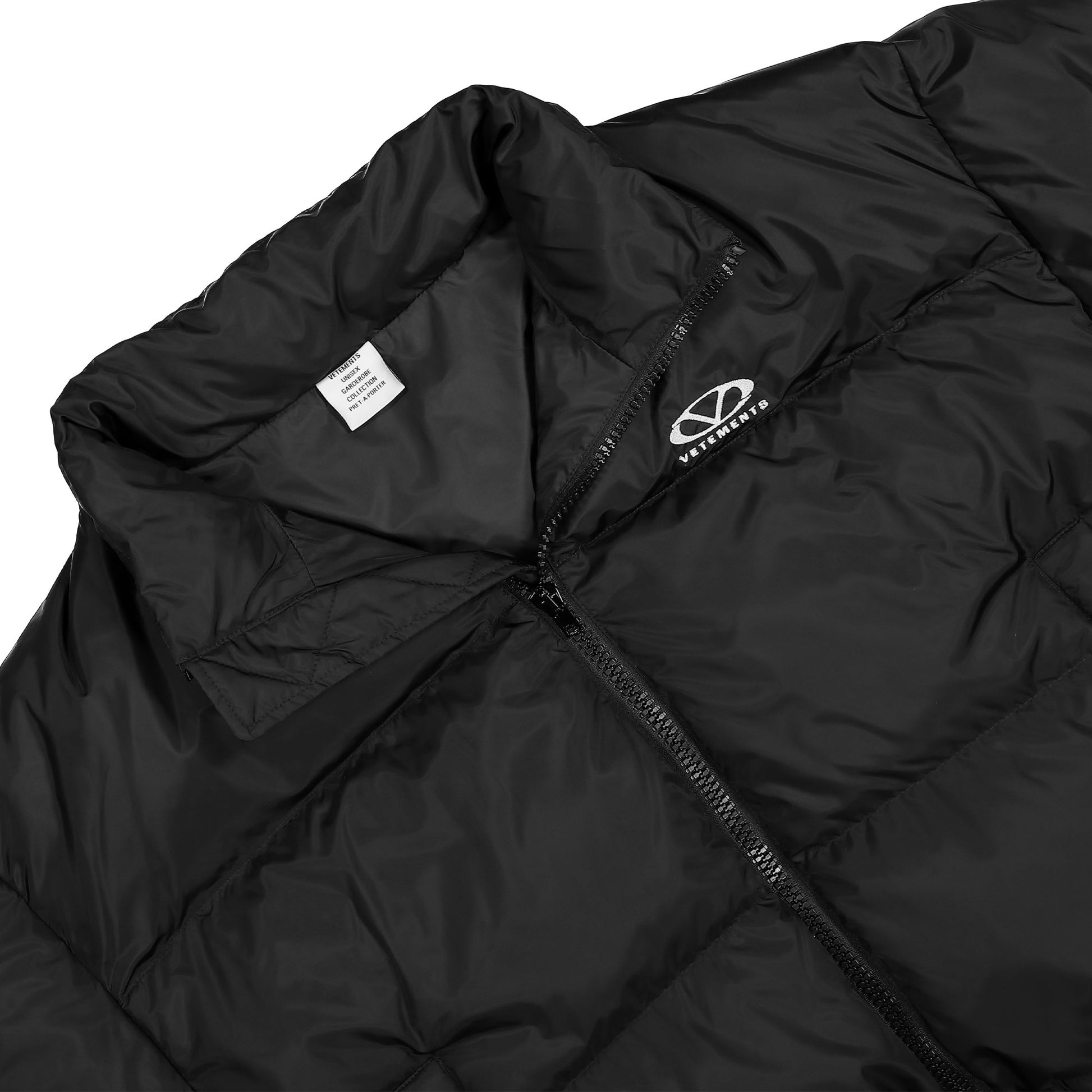 VETEMENTS Logo Puffer Jacket Black Detail view 3 | Gate