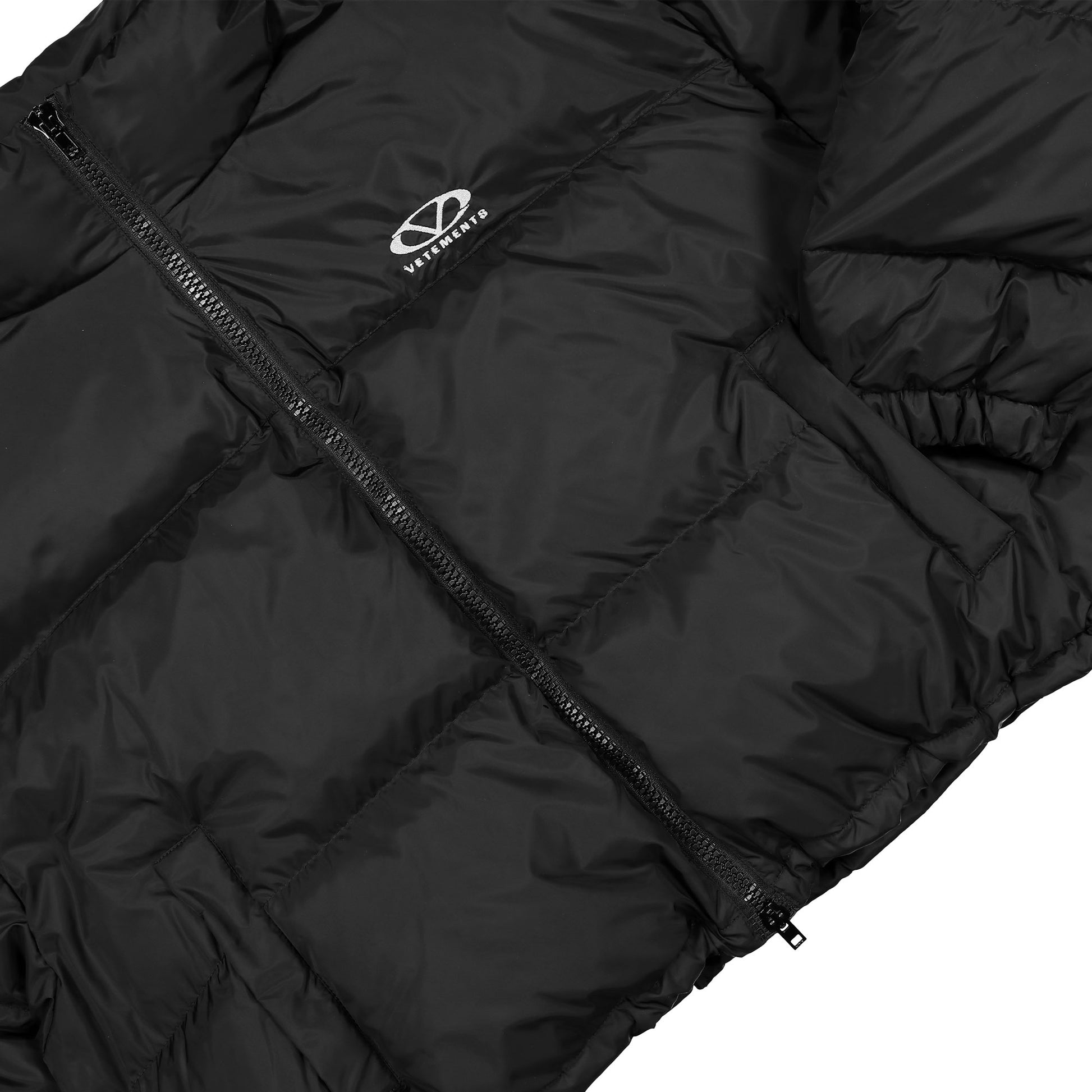 VETEMENTS Logo Puffer Jacket Black Detail view 4 | Gate
