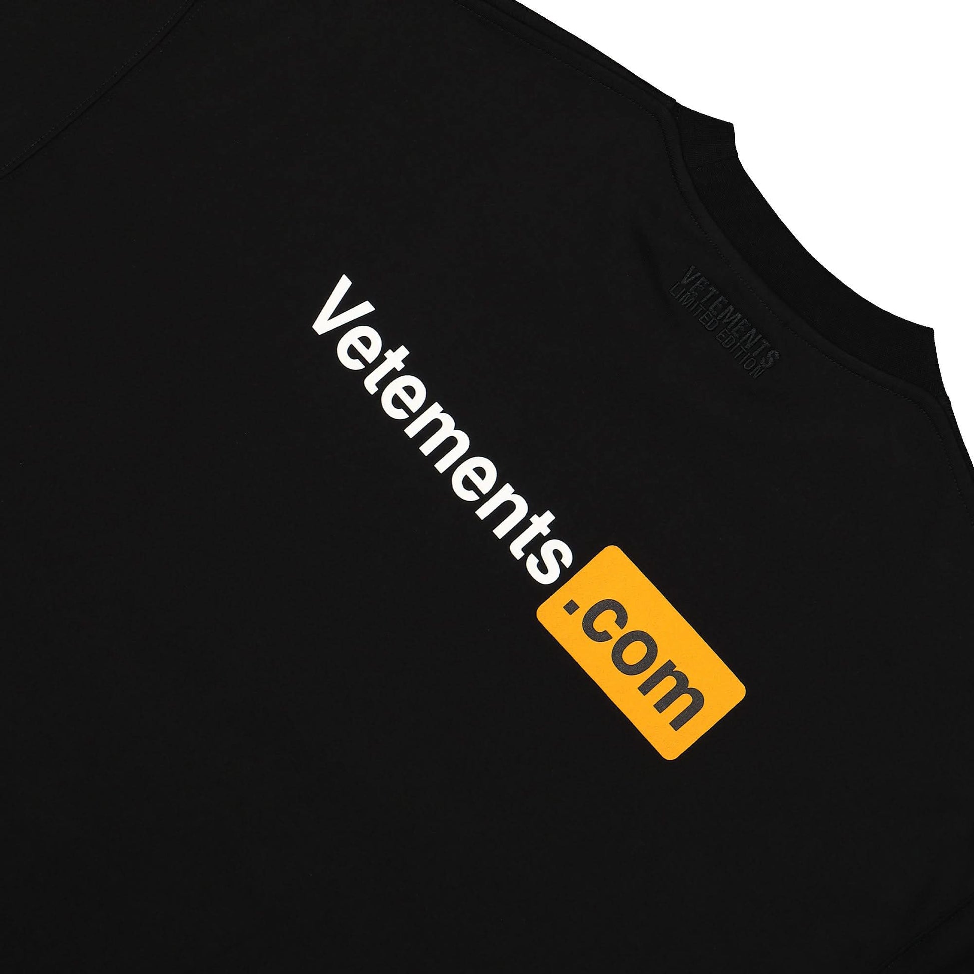 VETEMENTS Vetements.com Regular T-Shirt Black Detail view 6 | Gate