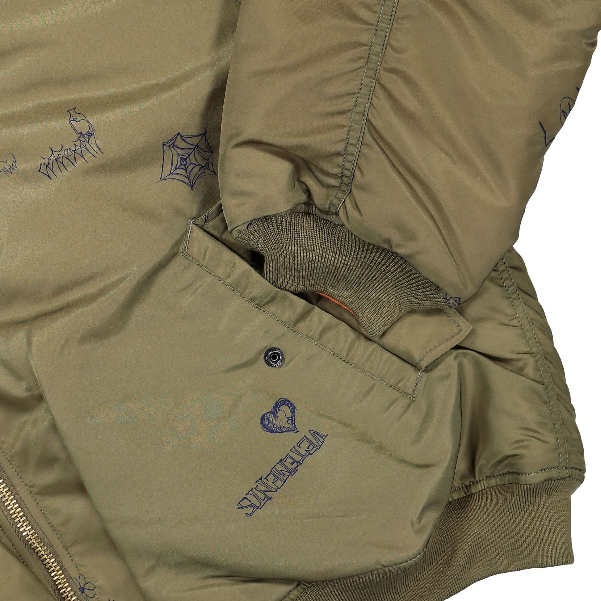 VETEMENTS Scribbled Hooded Bomber Jacket Olive Detail view 5 | Gate