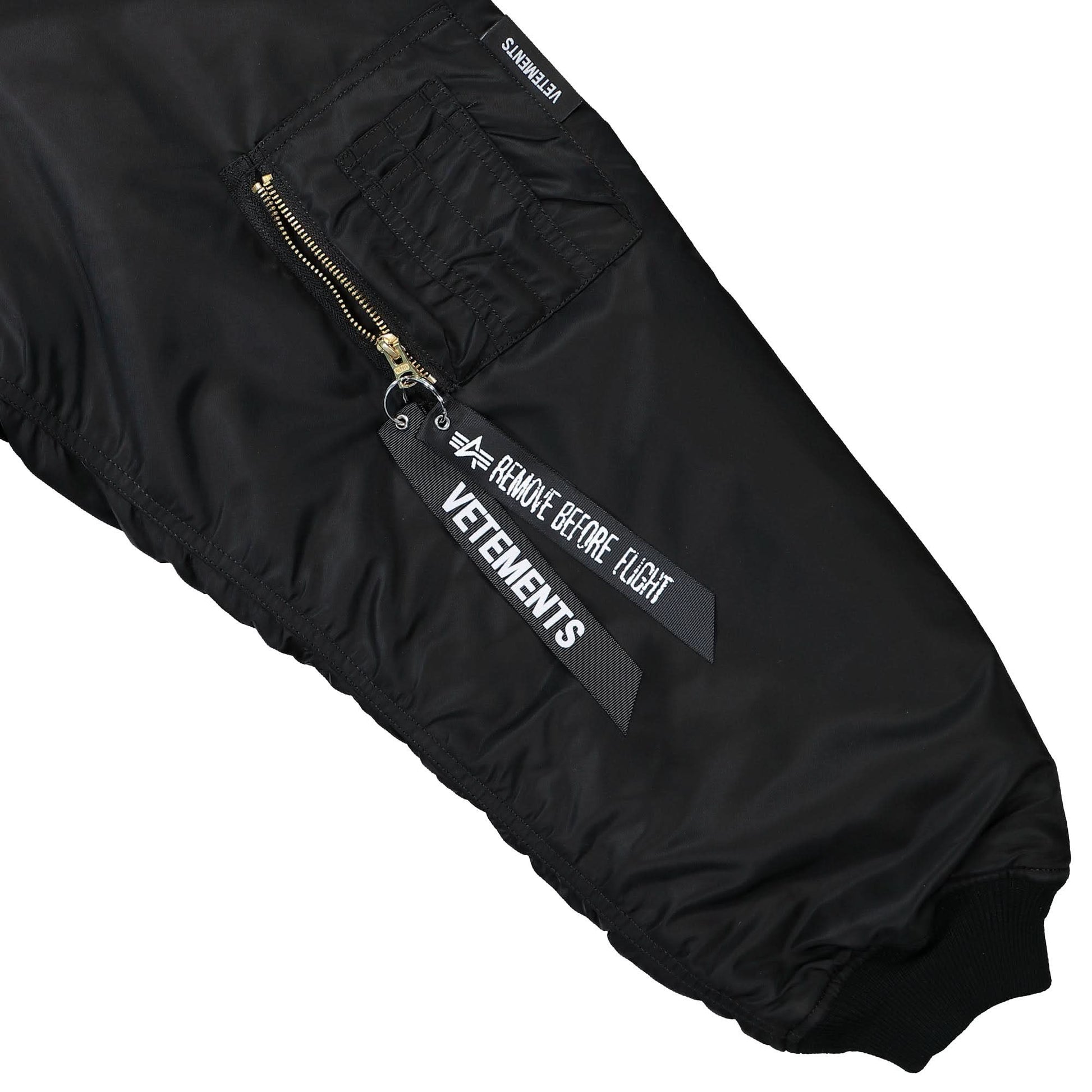 VETEMENTS Hooded Bomber Black Detail view 10 | Gate