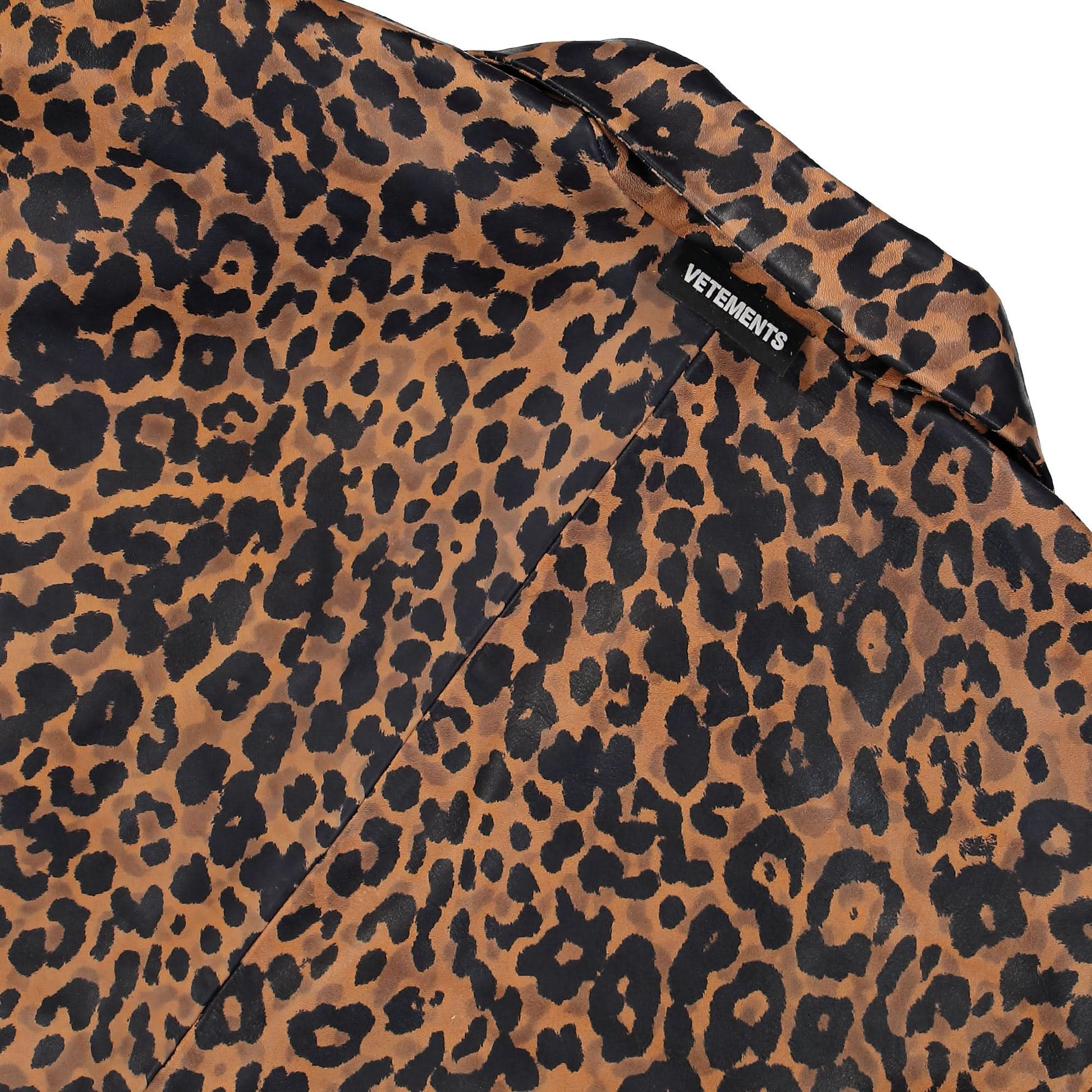 VETEMENTS Leopard Boxy Leather Jacket Brown Detail view 5 | Gate