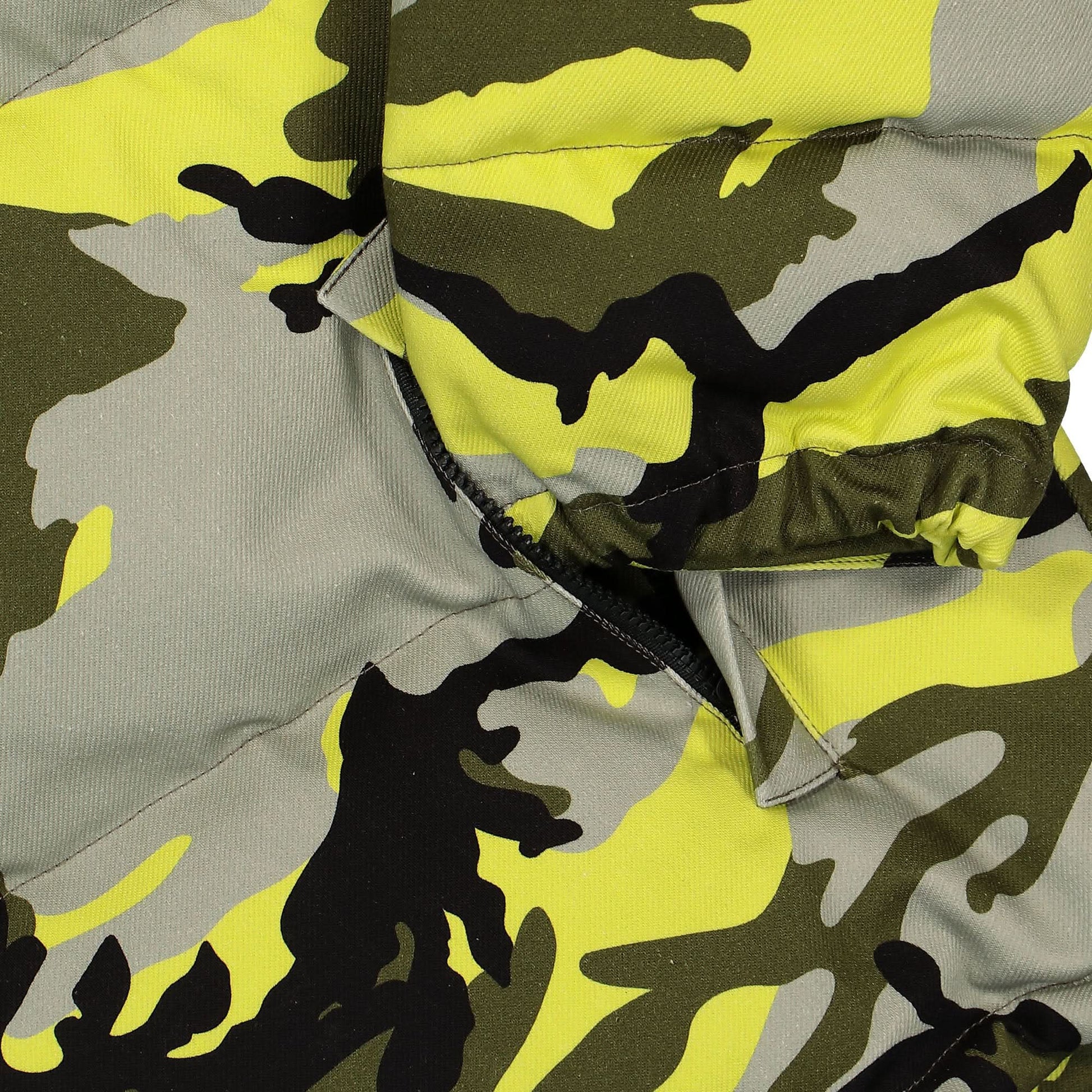 VETEMENTS Neon Camo Logo Puffer Jacket Camouflage Detail view 5 | Gate
