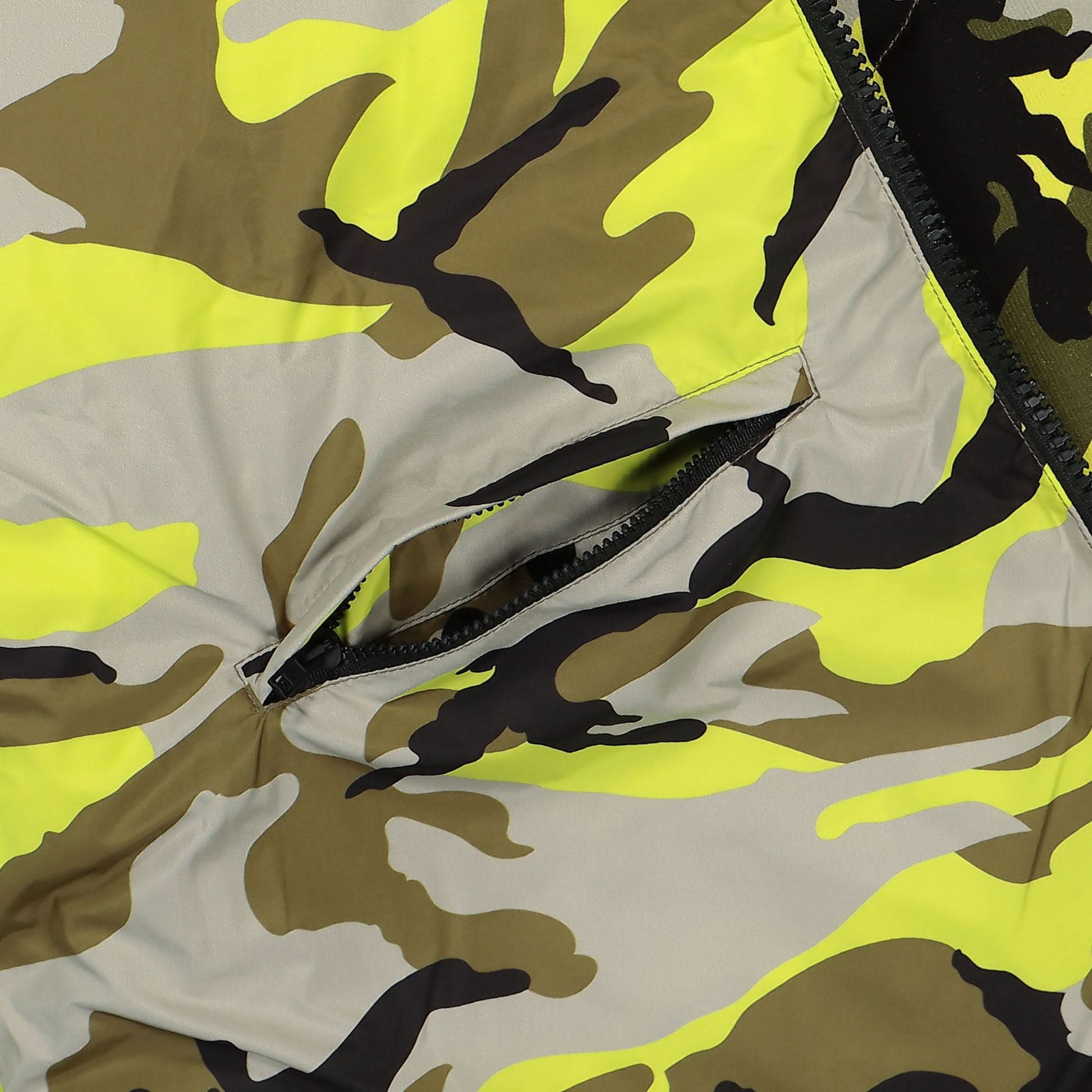 VETEMENTS Neon Camo Logo Puffer Jacket Camouflage Detail view 6 | Gate