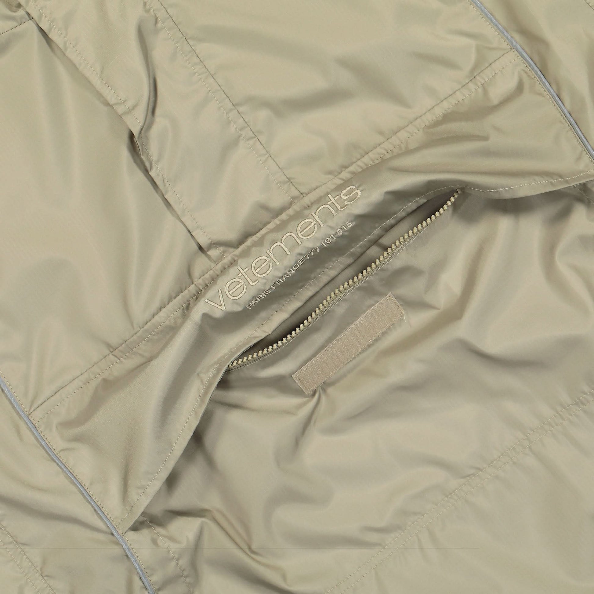 VETEMENTS Logo Windbreaker Olive Detail view 5 | Gate