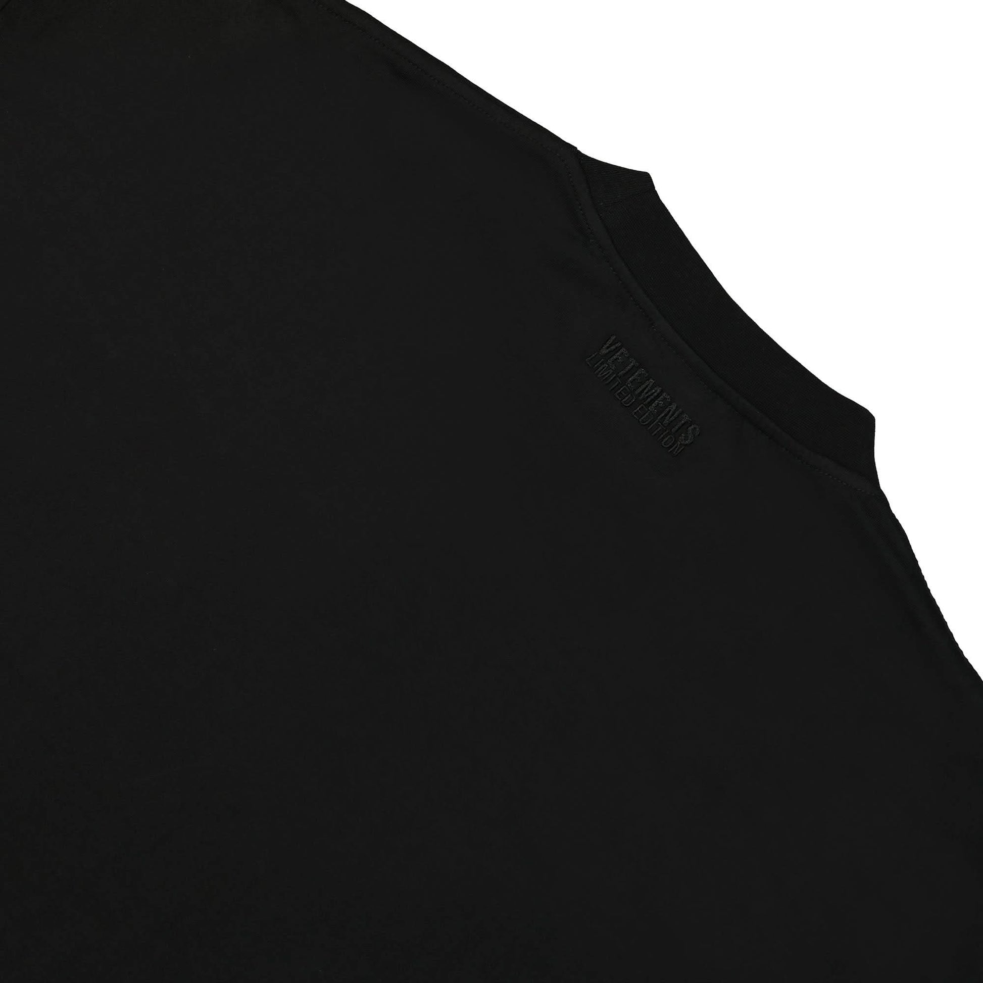 VETEMENTS Flag Logo T-Shirt Black Detail view 4 | Gate