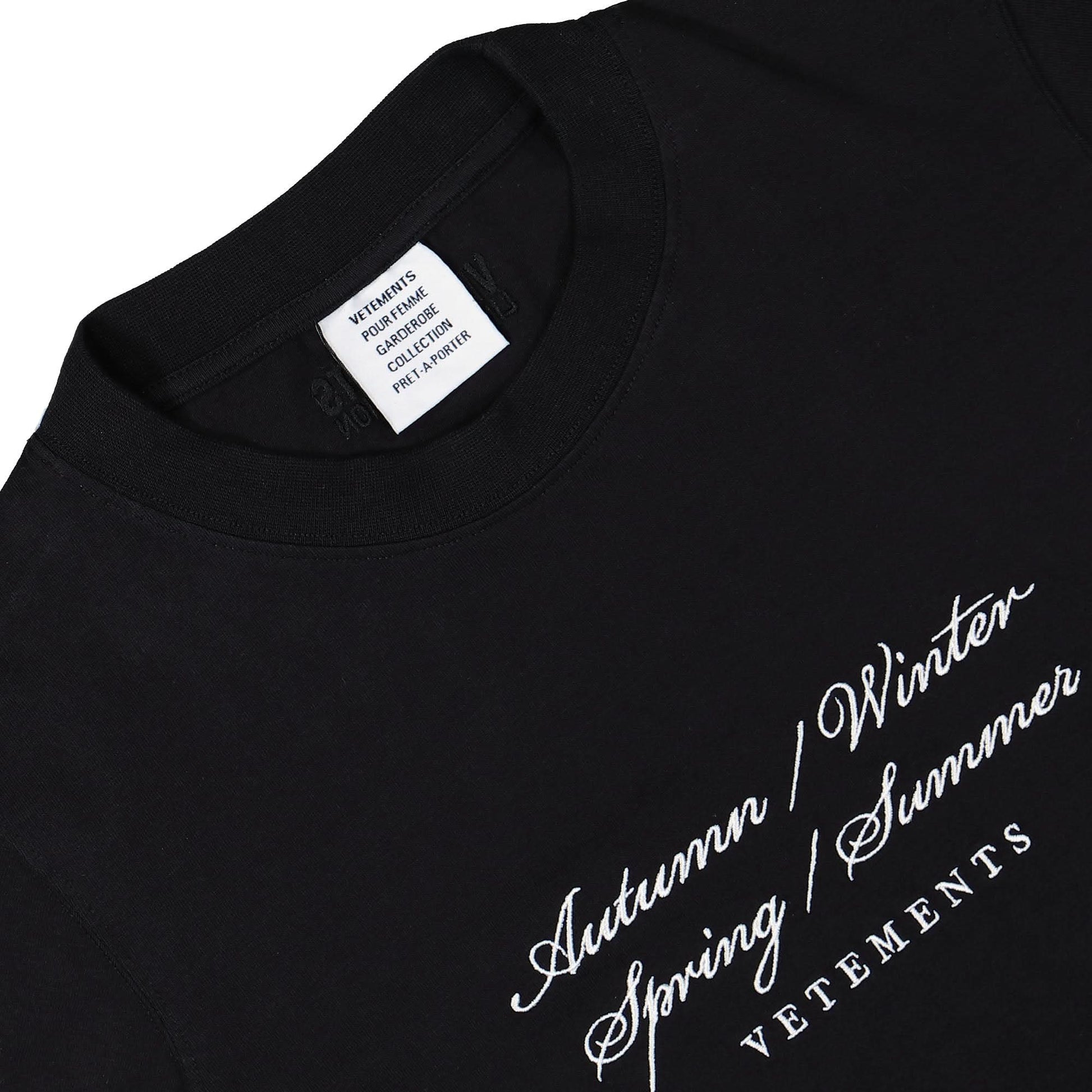 VETEMENTS 4 Seasons Logo Fitted T-Shirt Dress Black Detail view 3 | Gate