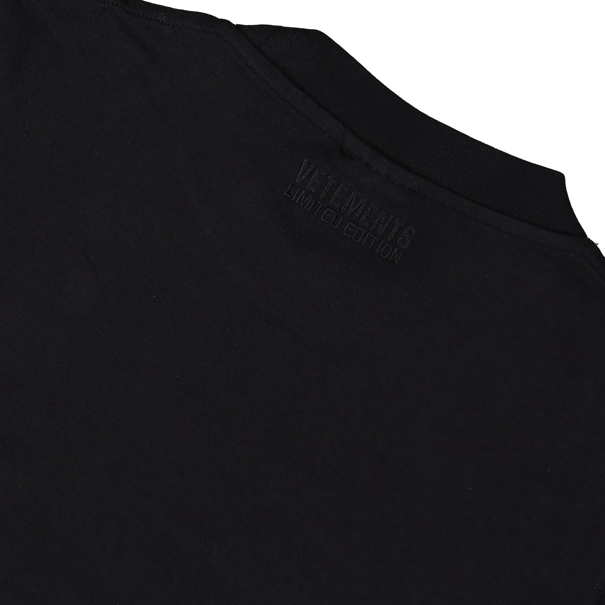 VETEMENTS 4 Seasons Logo Fitted T-Shirt Dress Black Detail view 4 | Gate