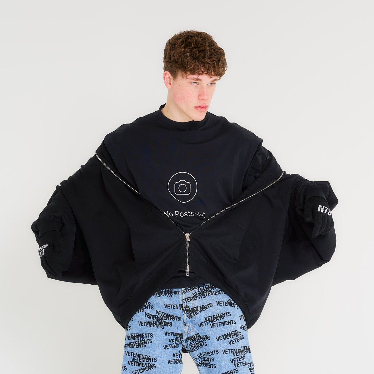 VETEMENTS Embroidered Logo Oversized Zip-Up Hoodie Black Detail view 1 | Gate