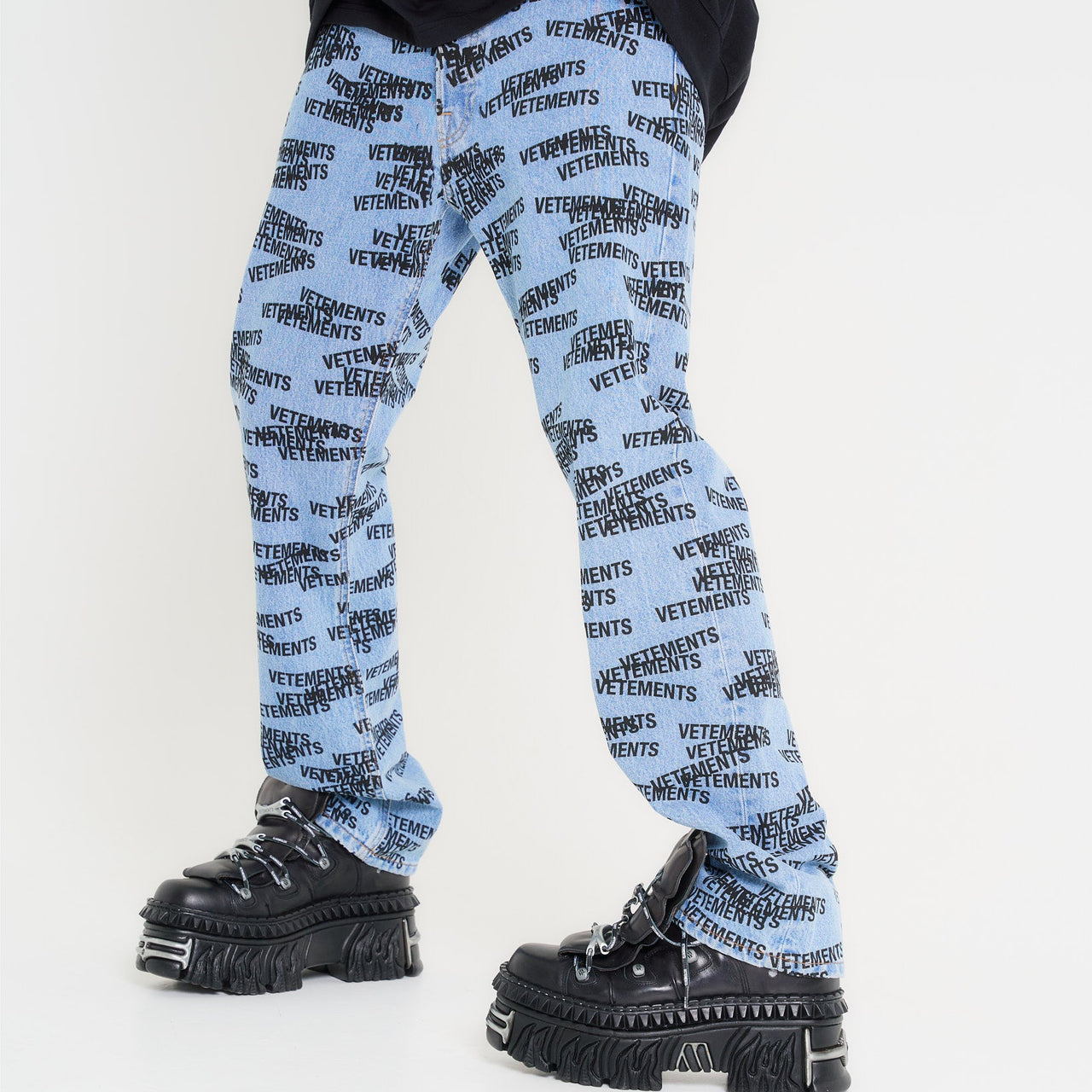 VETEMENTS Stamped Logo Straight Leg Denim Jeans Blue Detail view 1 | Gate