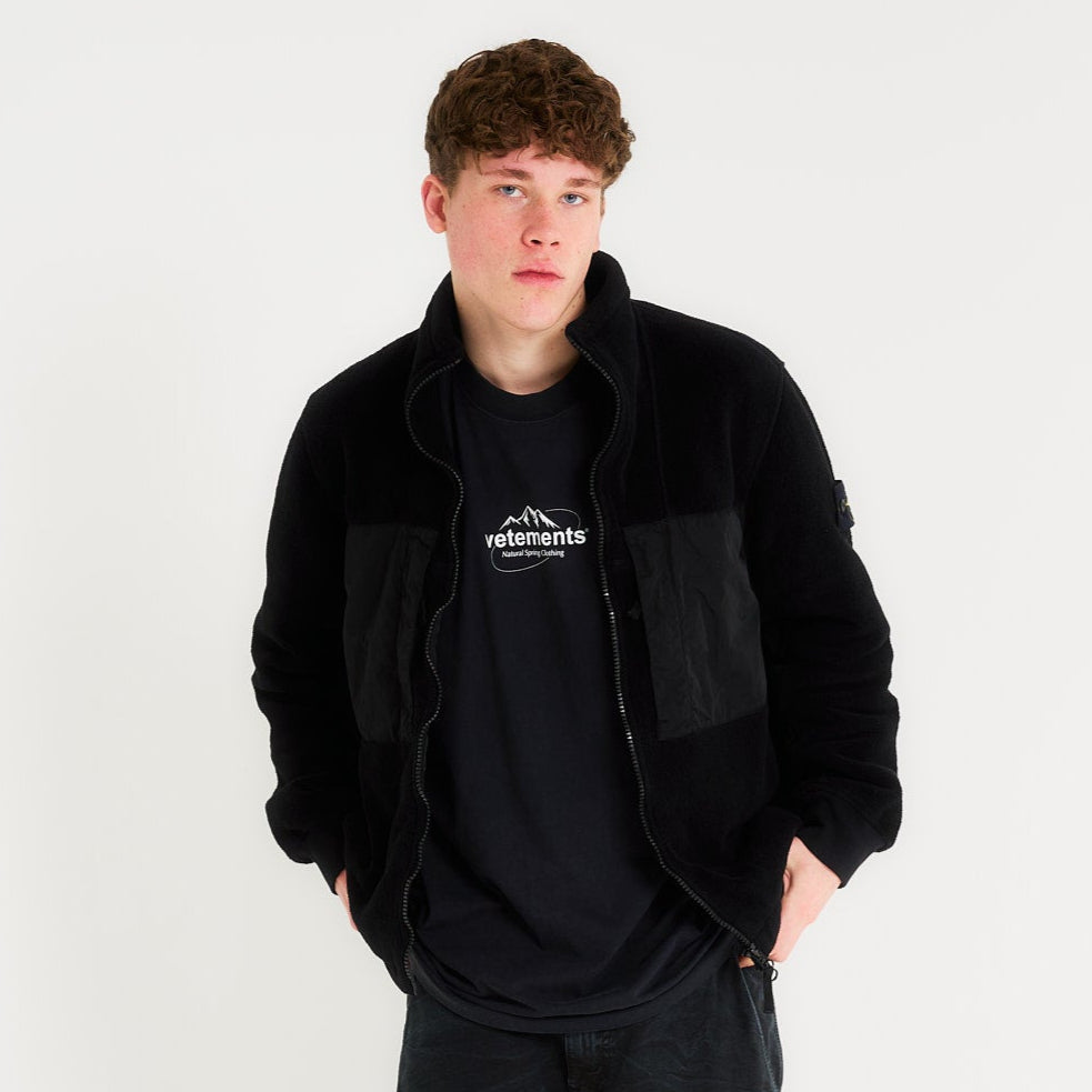 VETEMENTS Spring Logo T-Shirt Black Detail view 2 | Gate