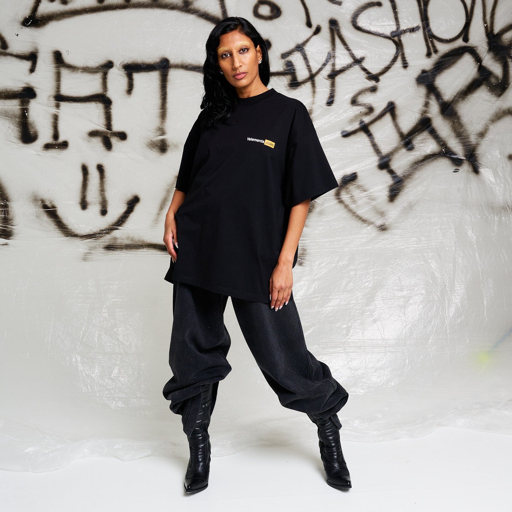 VETEMENTS Vetements.com Regular T-Shirt Black Detail view 2 | Gate