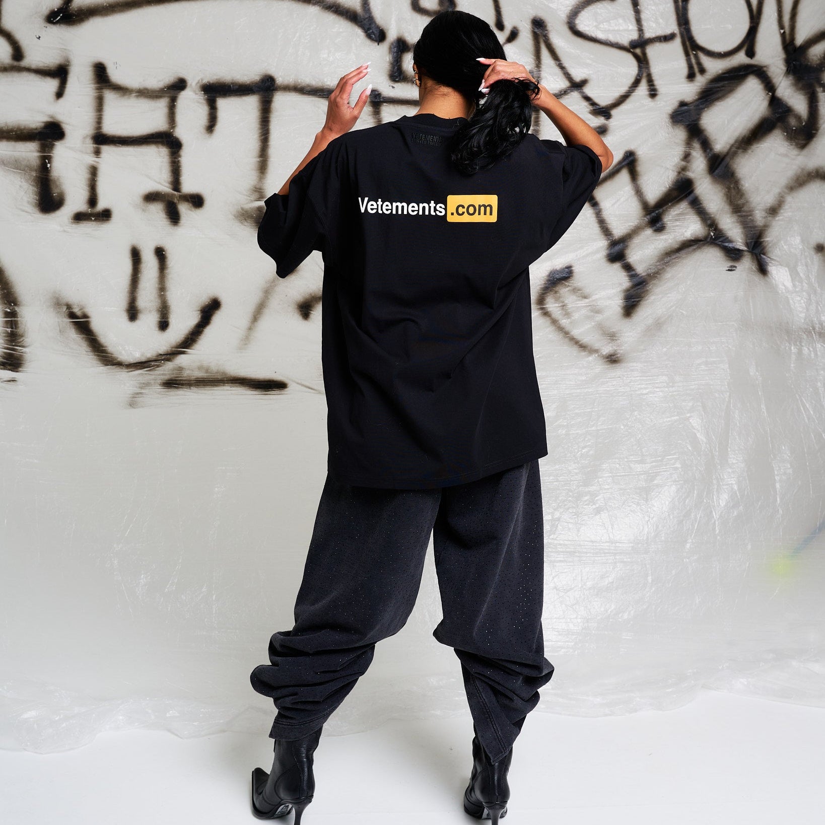 VETEMENTS Vetements.com Regular T-Shirt Black Detail view 3 | Gate