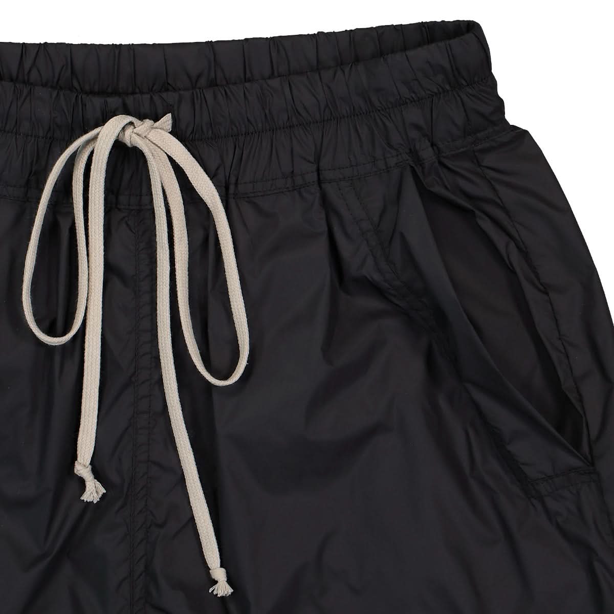 Champion Beveled Pods Black Detail view 4 | Gate