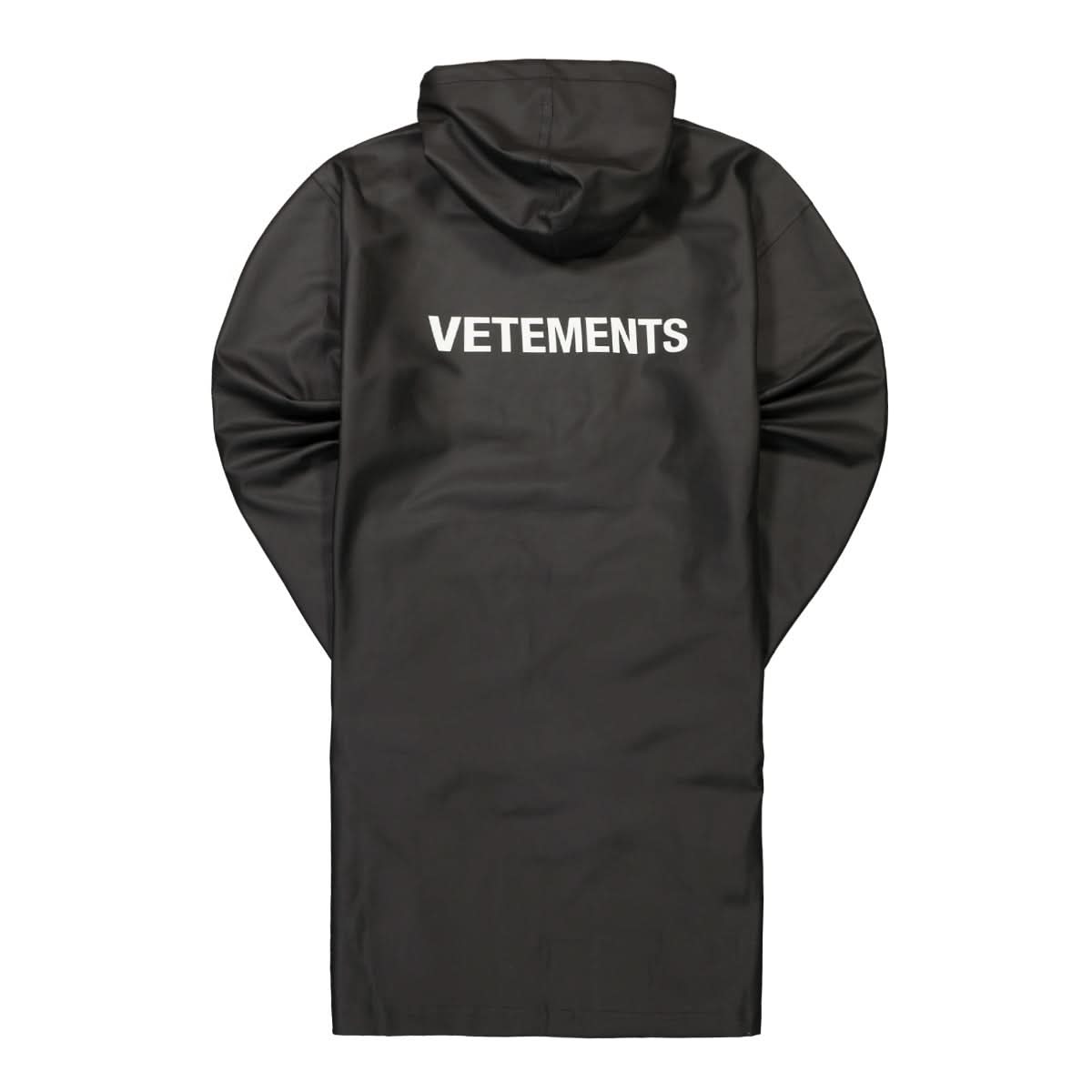VETEMENTS Iconic Logo Raincoat Black Detail view 2 | Gate
