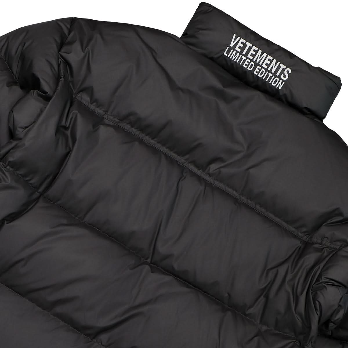VETEMENTS Transformer Puffer Coat Black Detail view 5 | Gate
