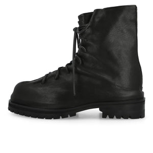 424 Laced Up Marathon Boot Black Boots FFF5MQ54AP PE001 999 / Black Detail View 1 | GATE
