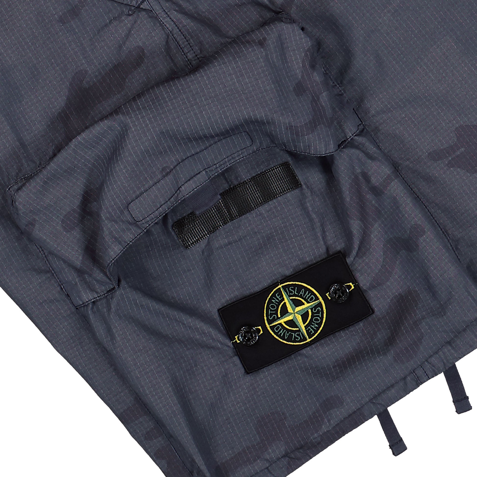 Stone Island Bermuda Loose Wide Shorts Blue Grey Shorts L1S15L100009-S00E9 V002D Detail View 5 | GATE
