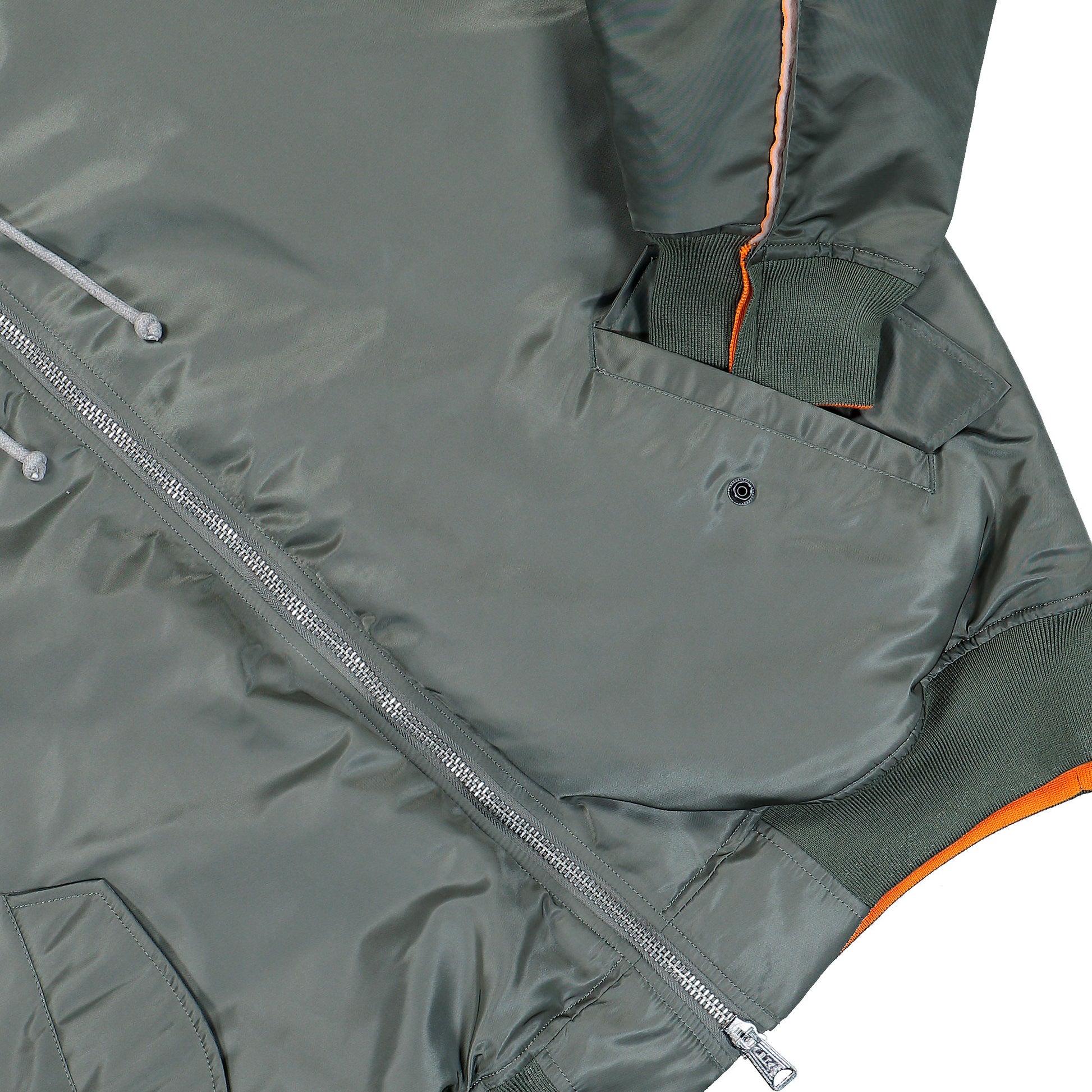 Alpha Industries x VETEMENTS Bomber With Attached Hood Green Jackets ME76BJ002E Detail View 4 | GATE

