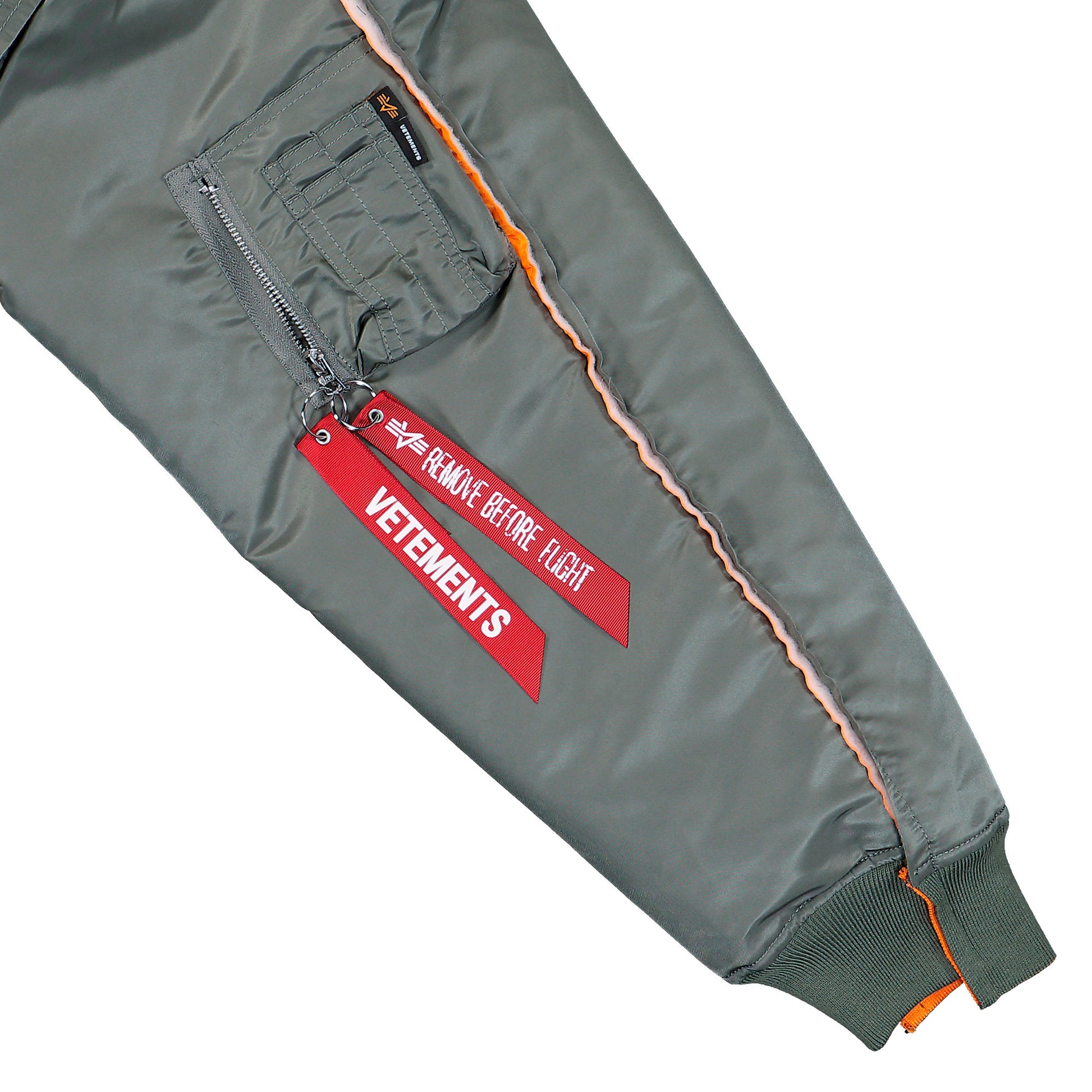 Alpha Industries x VETEMENTS Bomber With Attached Hood Green Jackets ME76BJ002E Detail View 5 | GATE
