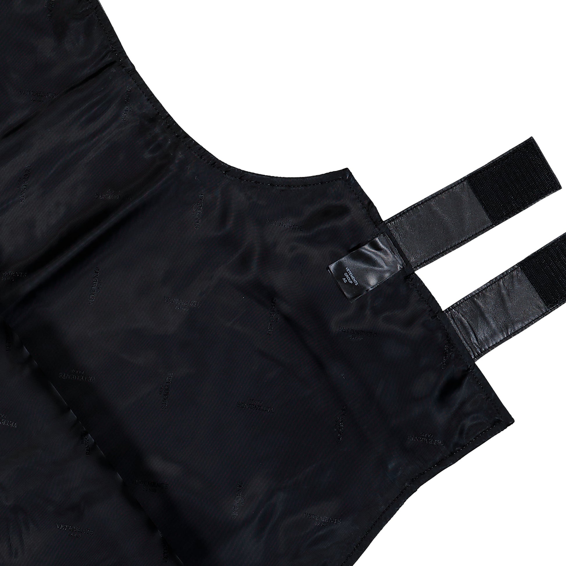 VETEMENTS Leather Velcro Vest Black Vests ME76LV016B Detail View 4 | GATE
