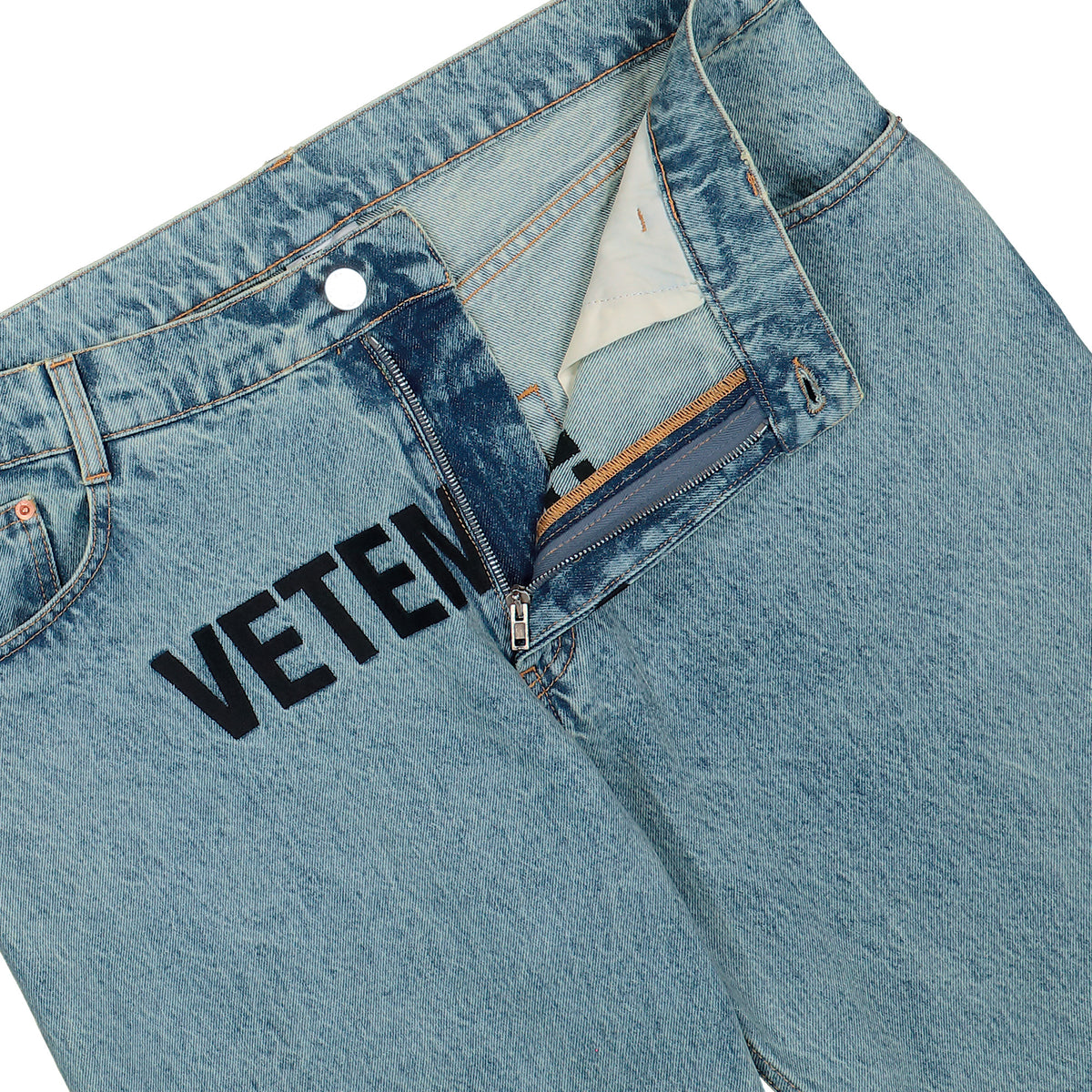 VETEMENTS Embroidered Logo O-Leg Jeans Vintage Blue Denim MH27DJ079LB Detail View 4 | GATE