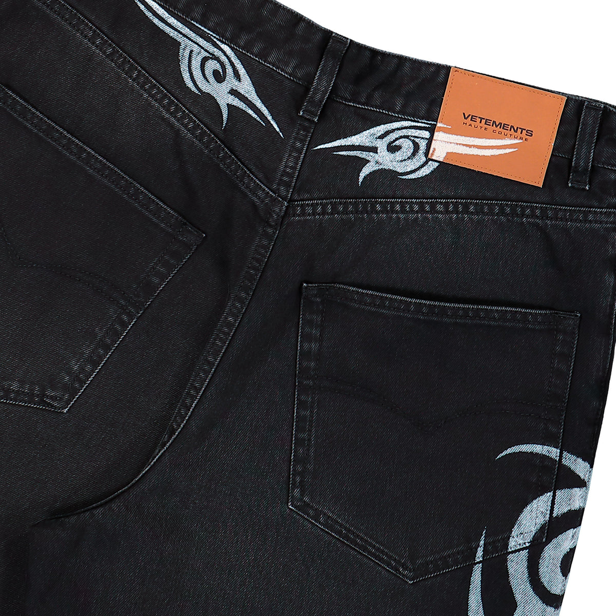 VETEMENTS Graffiti Tribal Baggy Jeans Vintage Black Denim MH27DJ090B Detail View 5 | GATE