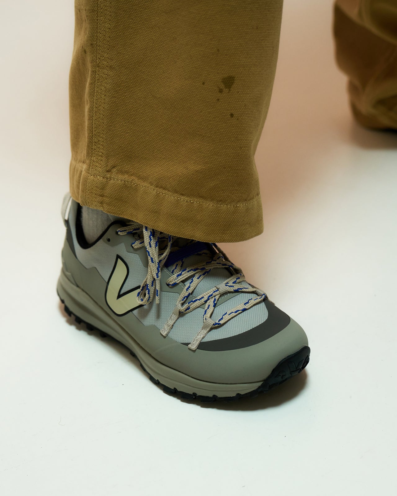 Études Studio Trek-Shell Grey Sneaker Detail view 1 | Gate