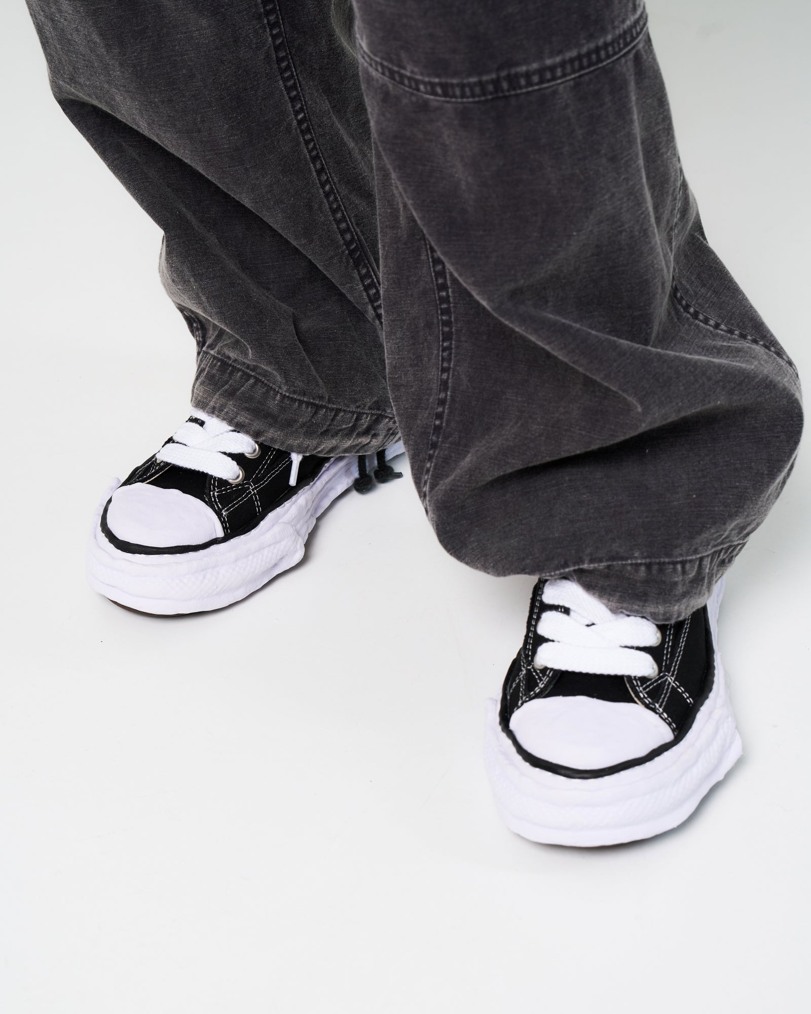Maison Mihara Yasuhiro Peterson 23 Black Sneaker Detail view 2 | Gate