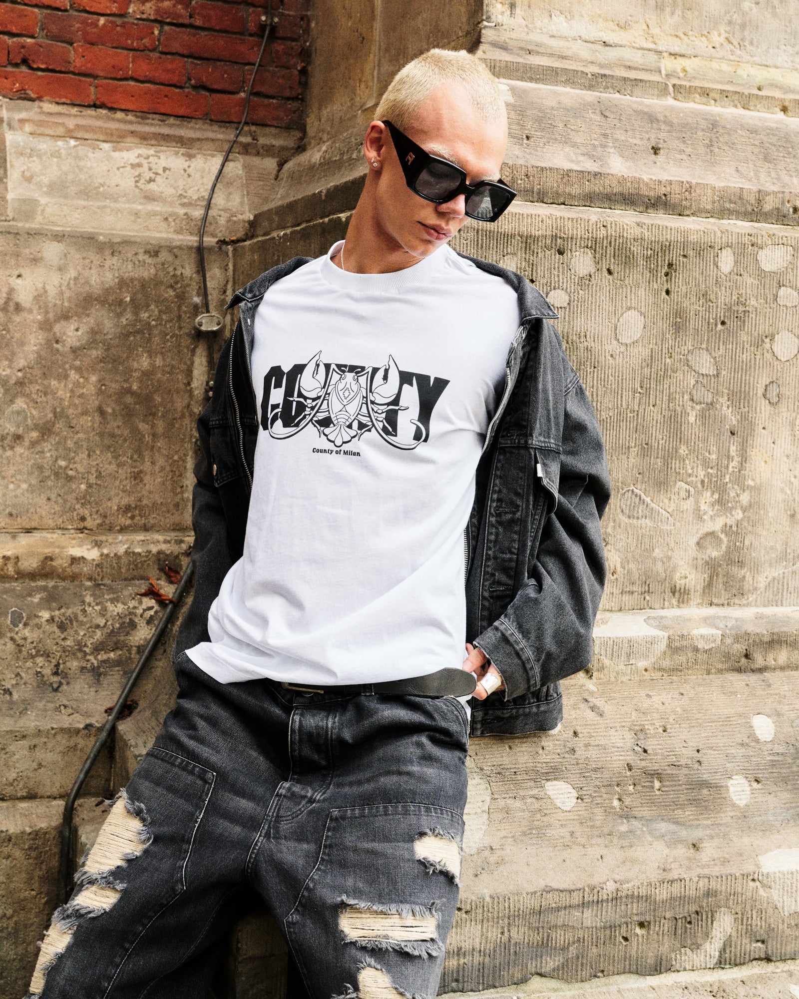 Marcelo Burlon - County of Milan Langosta Regular T-Shirt White / Black T-Shirts CMAA018F23JER008 On Model Front View | GATE
