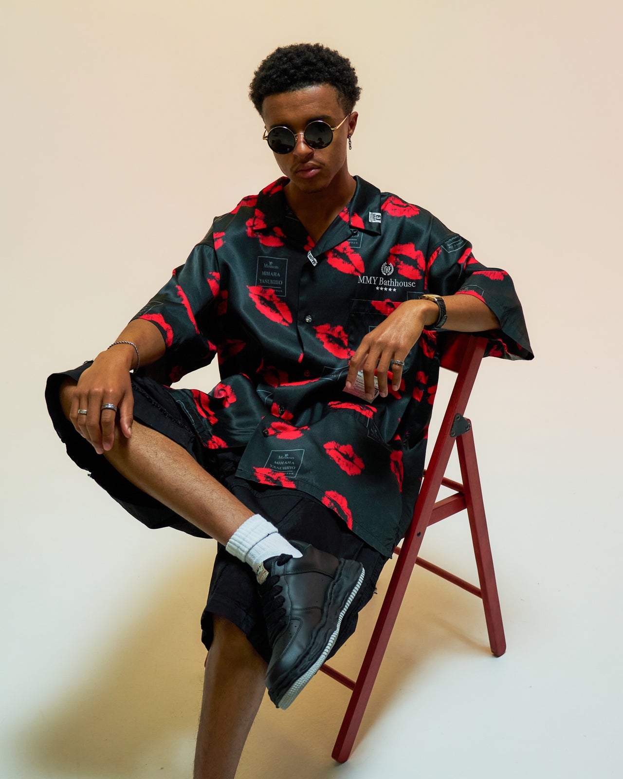 Maison Mihara Yasuhiro Kiss Printed S/S Shirts Black Detail view 1 | Gate