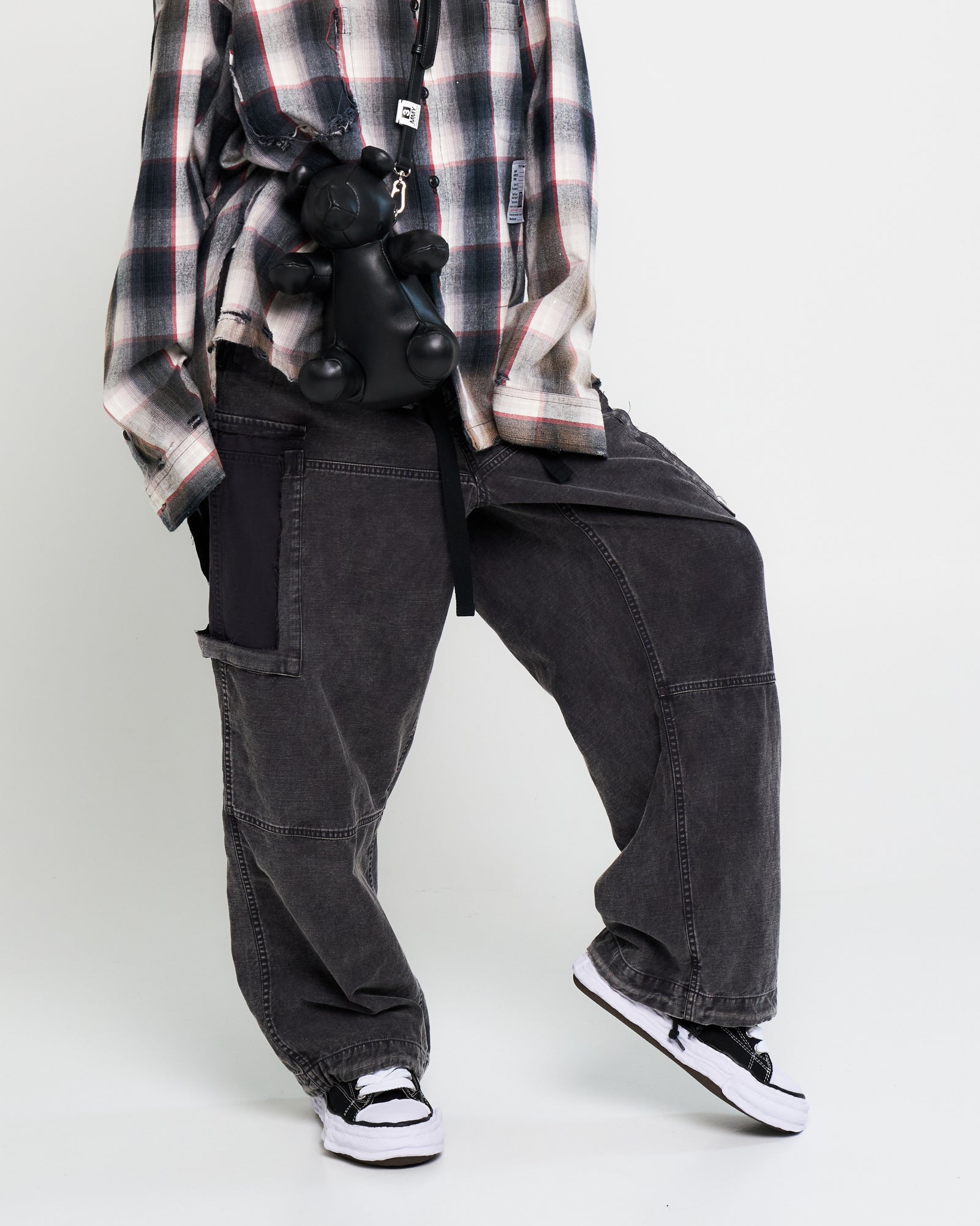 Maison Mihara Yasuhiro Cotton Satin Cargo Trousers Black Detail view 2 | Gate