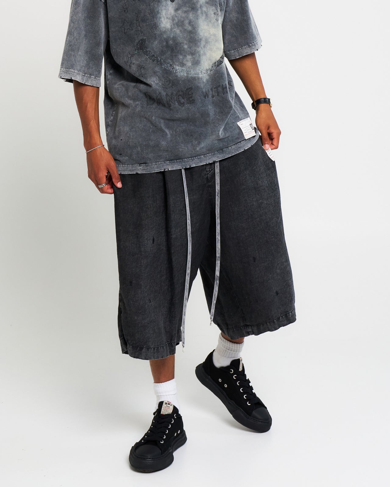 Maison Mihara Yasuhiro Aged Wide Shorts Black Detail view 1 | Gate