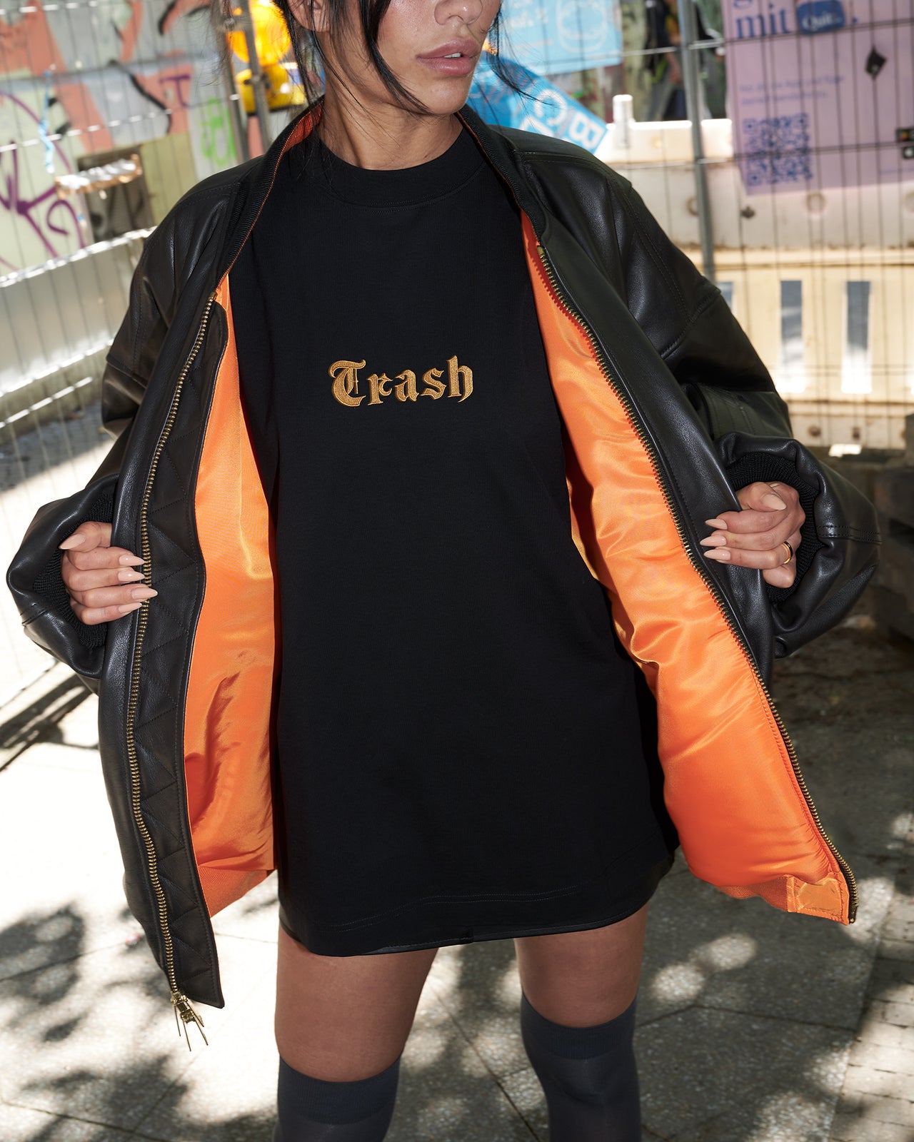 VETEMENTS Trash Embroidered Regular T-Shirt Black T-Shirts UH76TR540B Detail View 1 | GATE