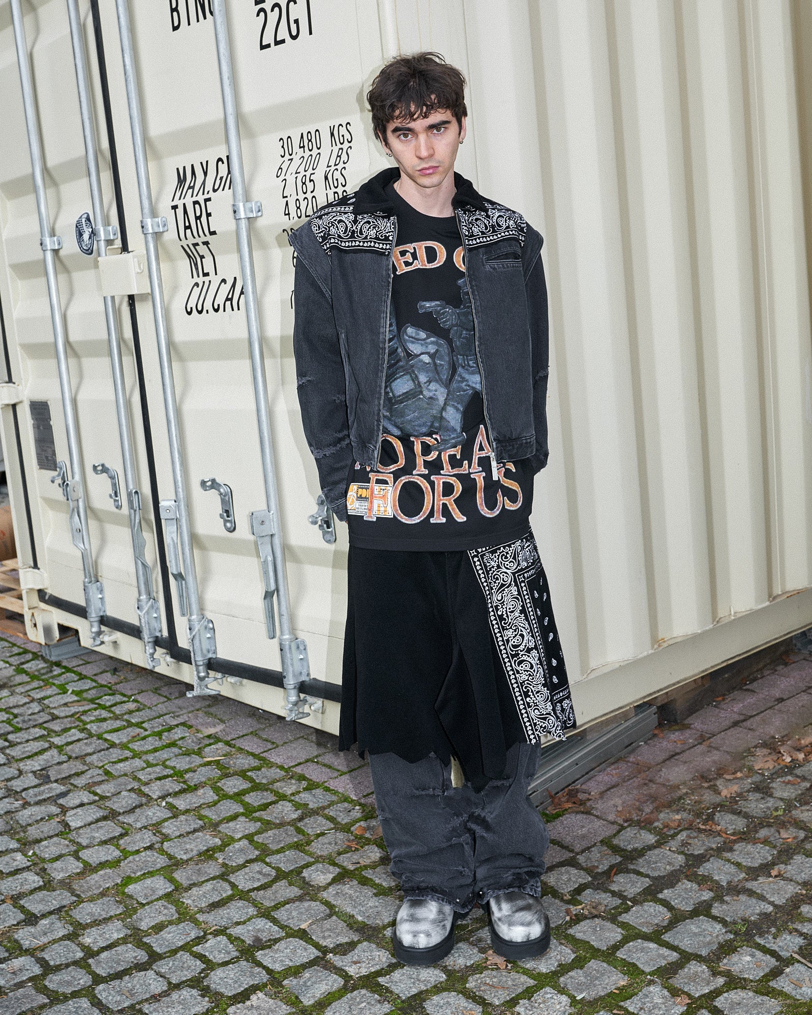 PDF The Boy Gangs Tee Black T-Shirts DFM54029TJ110BK/GA On Model Front View | GATE
