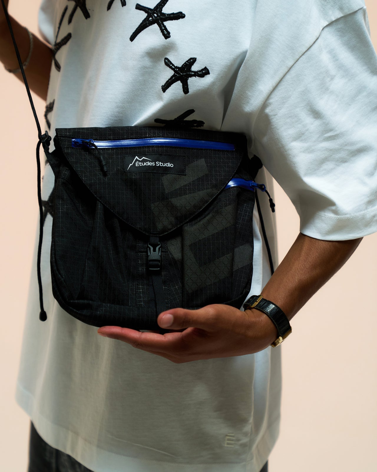 Études Studio Cayl Crossbody Bag Black Detail view 1 | Gate
