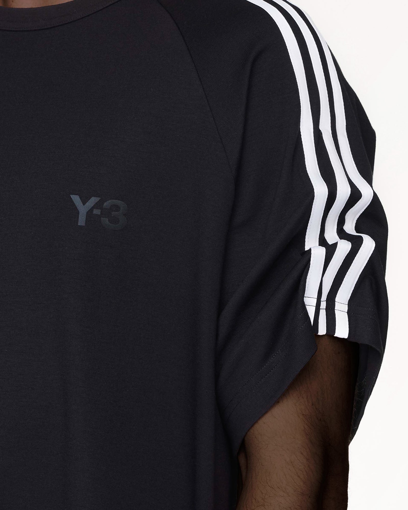 Y-3 U Wire T-Shirt Black T-Shirts JW7352 Model Detail 1 | GATE